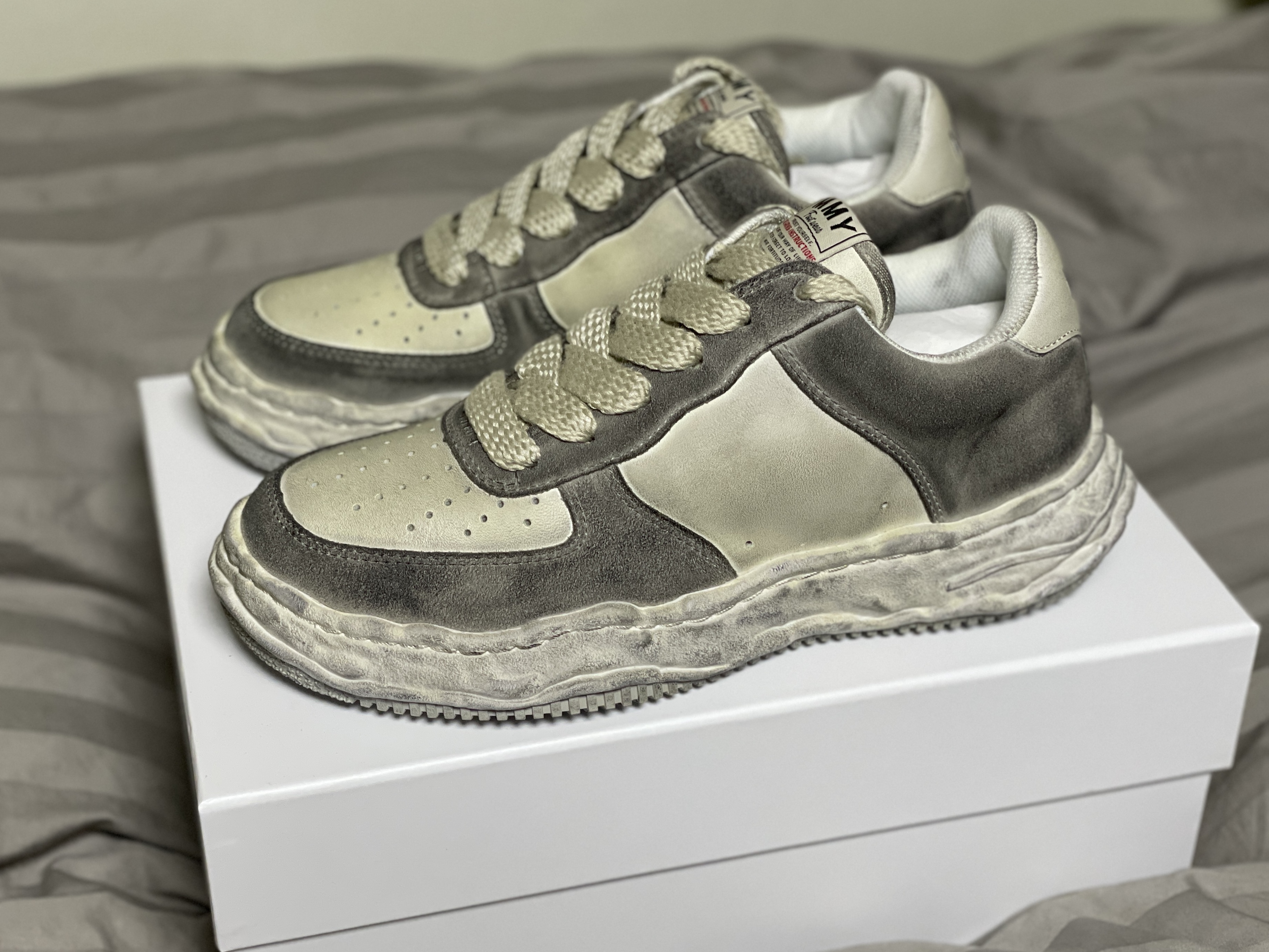 Maison Mihara Yasuhiro Wayne OG Sole Distressed Leather Low-top Sneaker White 착용 스타일