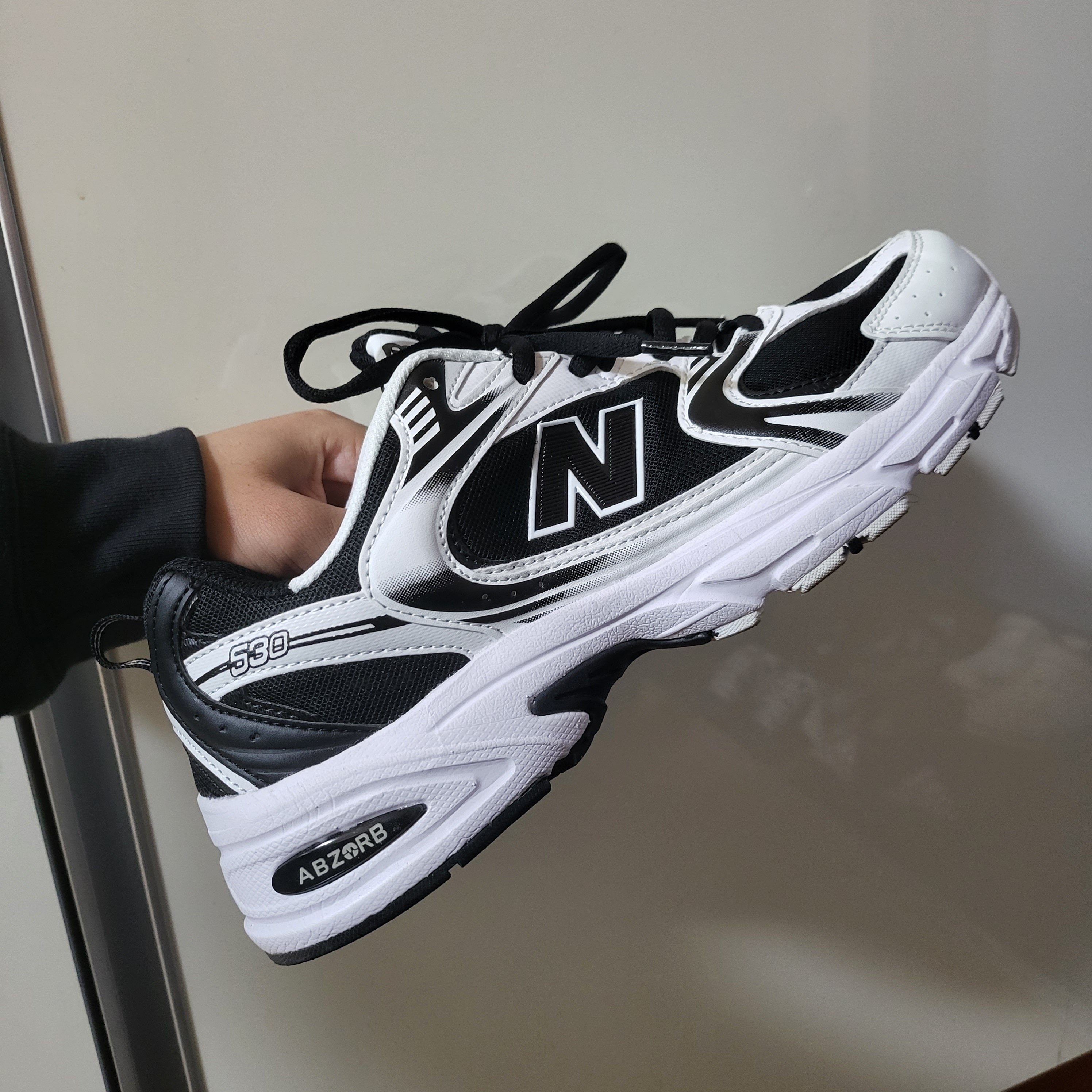 New Balance 530 Black White 착용 스타일
