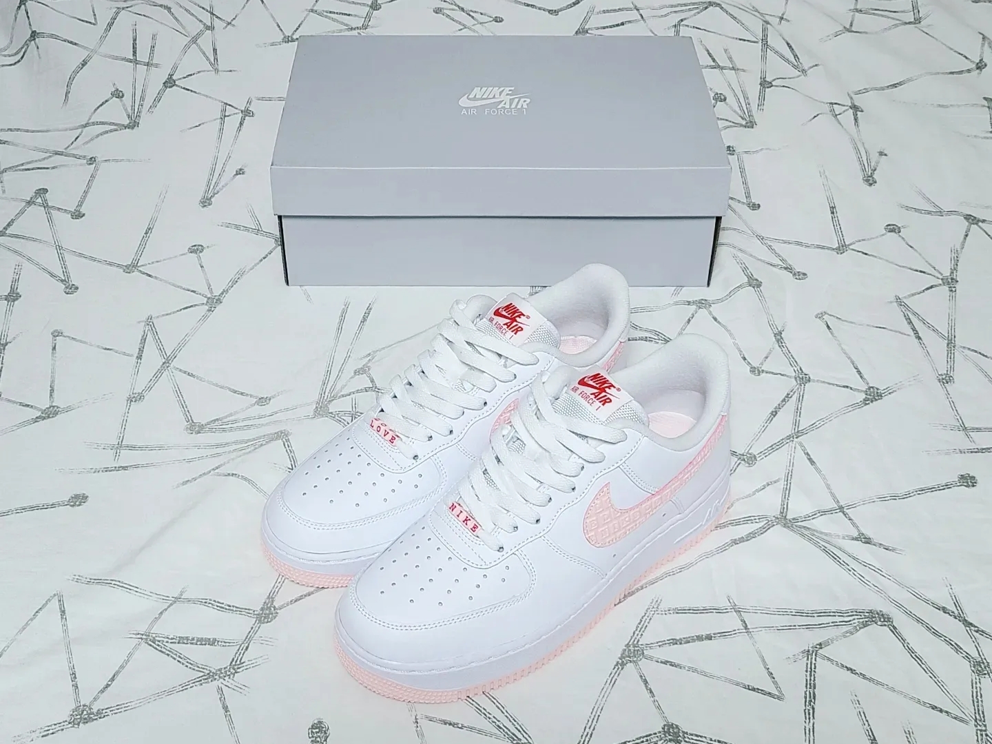 Nike Air Force 1 '07 Valentine's Day 2022 착용 스타일 - 1