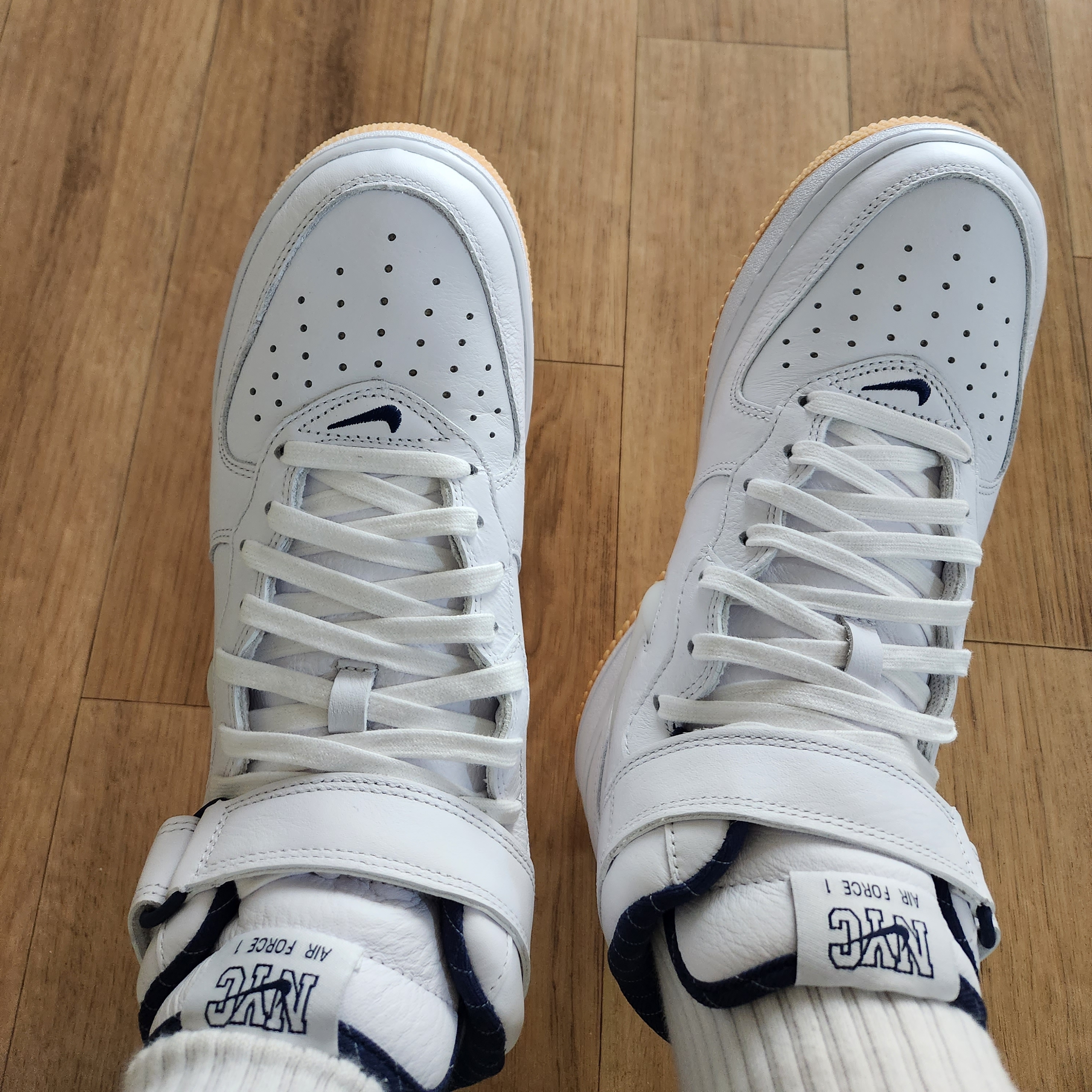 Nike Air Force 1 Mid QS NYC White Midnight Navy 착용 스타일
