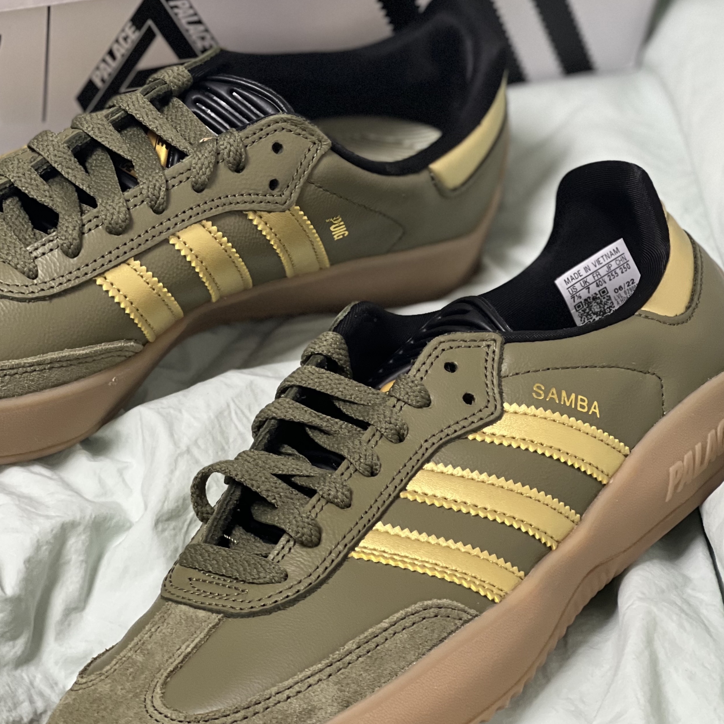 Adidas x Palace Samba Olive Gold 착용 스타일 - 2