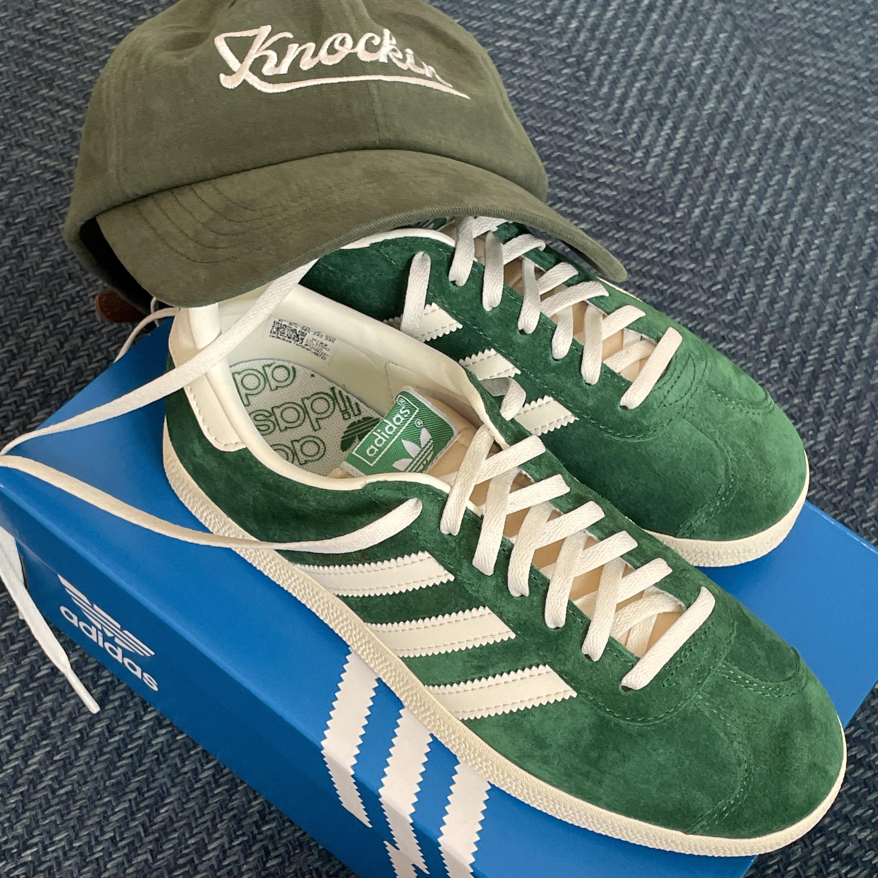 Adidas Gazelle Dark Green Cream White 착용 스타일 - 2