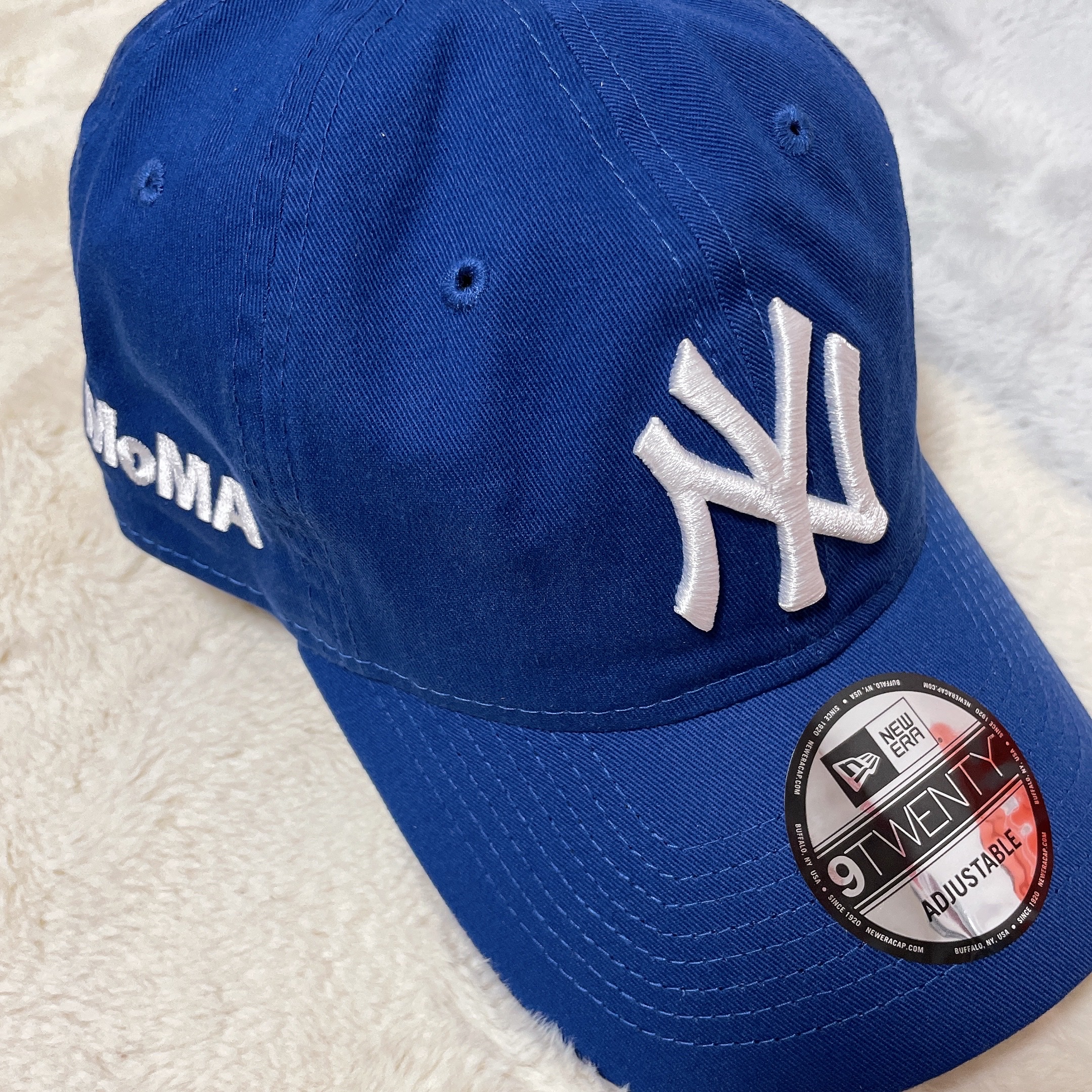 New Era x MoMA New York Yankees Cap Bright Royal 착용 스타일 - 2