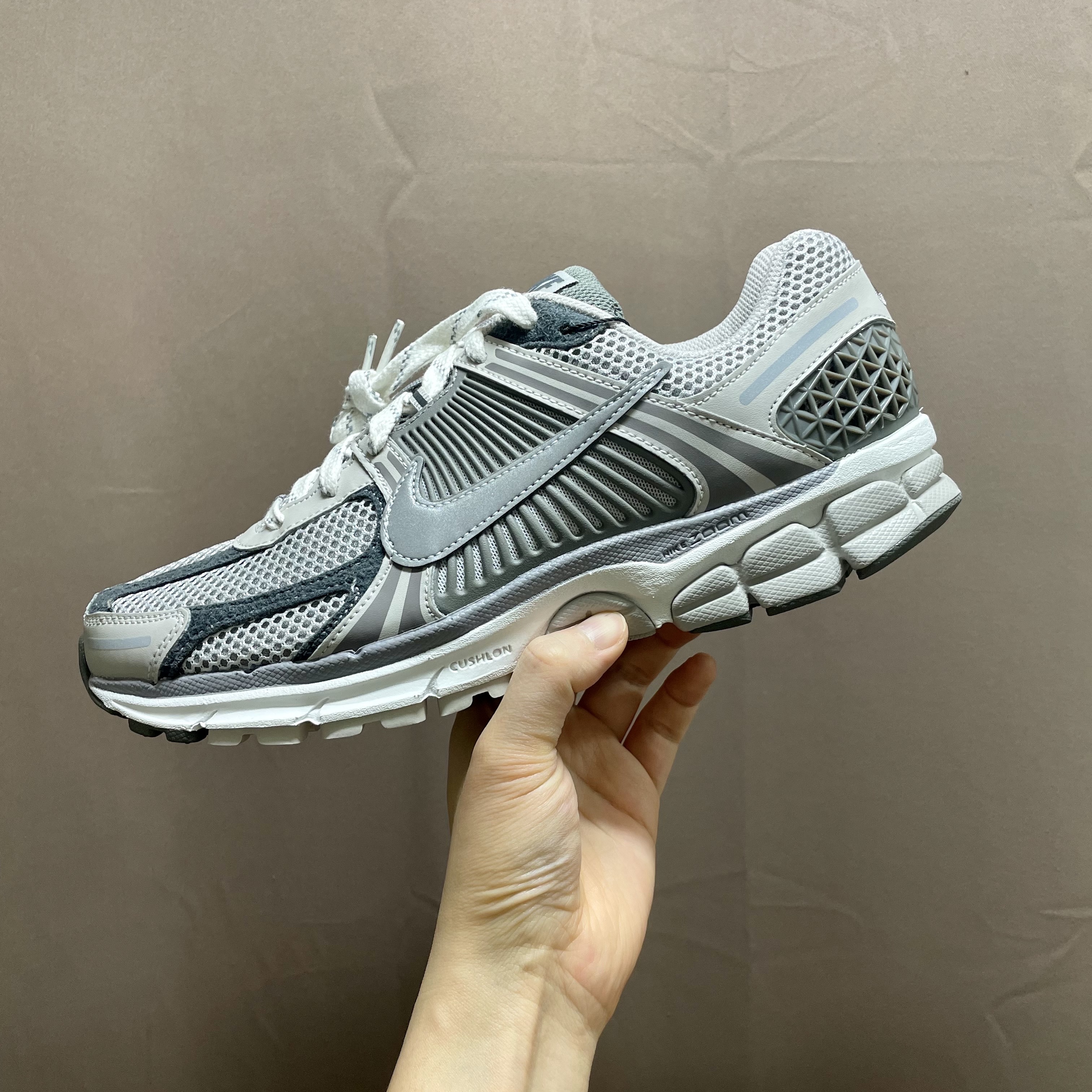 Nike Zoom Vomero 5 PRM Light Iron Ore and Flat Fewter, Nike Zoom Vomero 5 SP Vast Grey 2023 착용 스타일 - 2