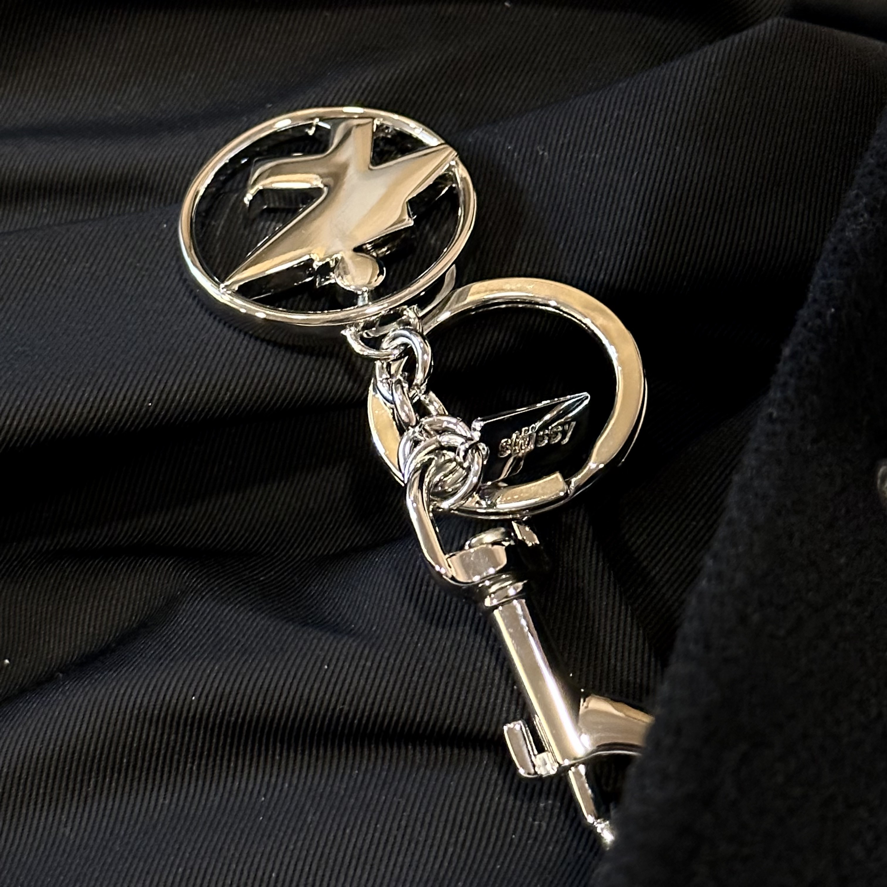 Stussy Surfman Keychain Silver 착용 스타일 - 2
