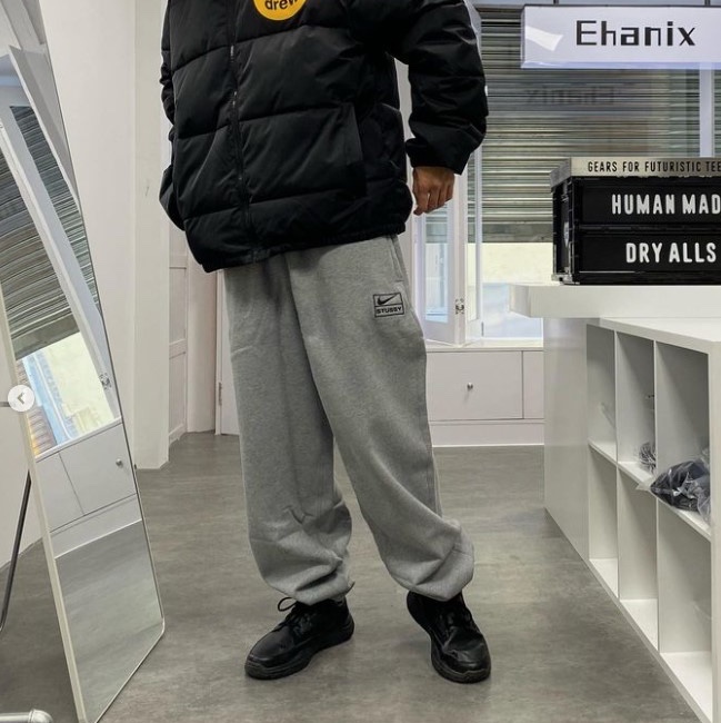 Nike x Stussy NRG Fleece Pants Dark Grey Heather (DO9340-063), Nike x Stussy NRG Fleece Crewneck Dark Grey Heather (DO9337-063) 착용 스타일 - 2