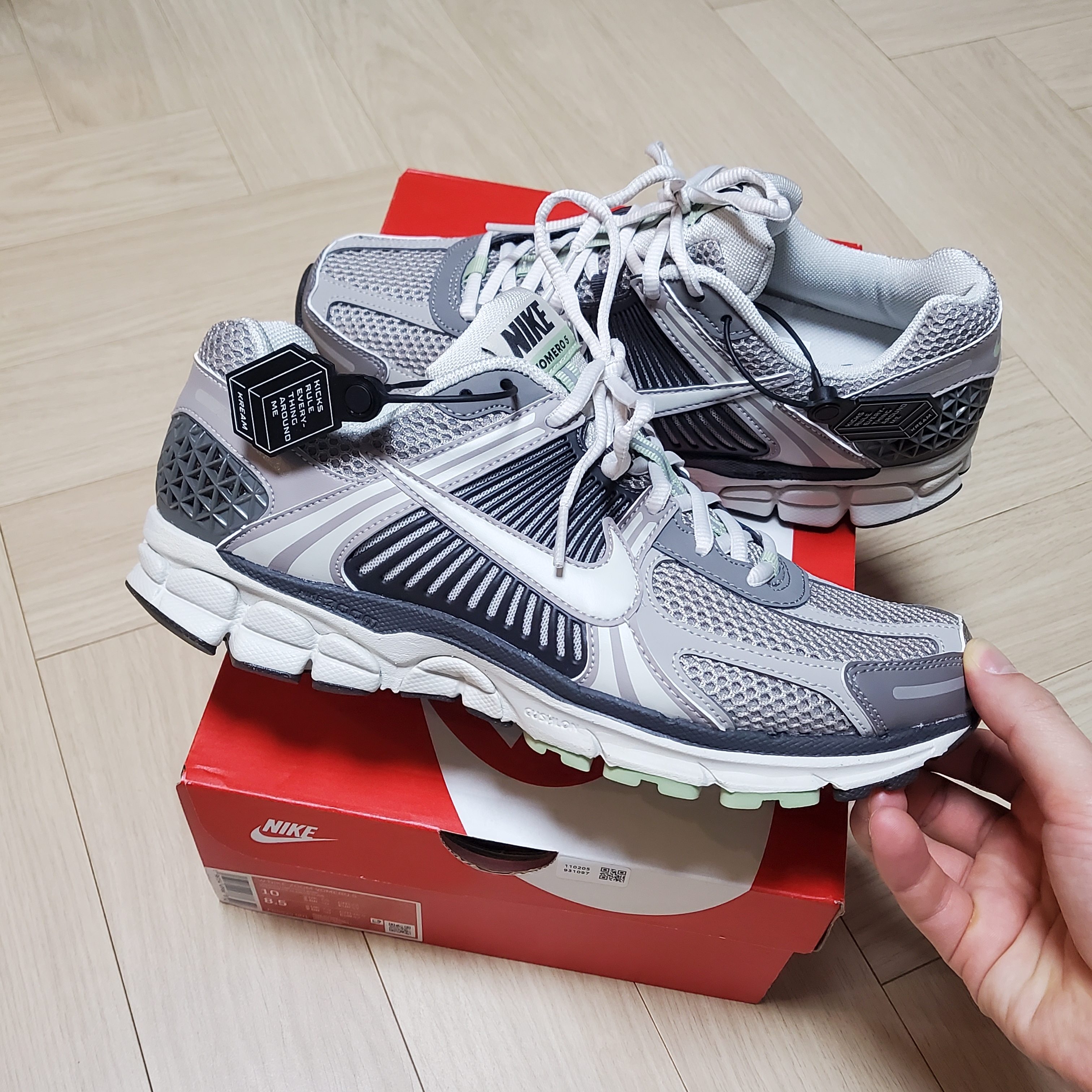 (W) Nike Zoom Vomero 5 Cobblestone and Flat Pewter 착용 스타일 - 1