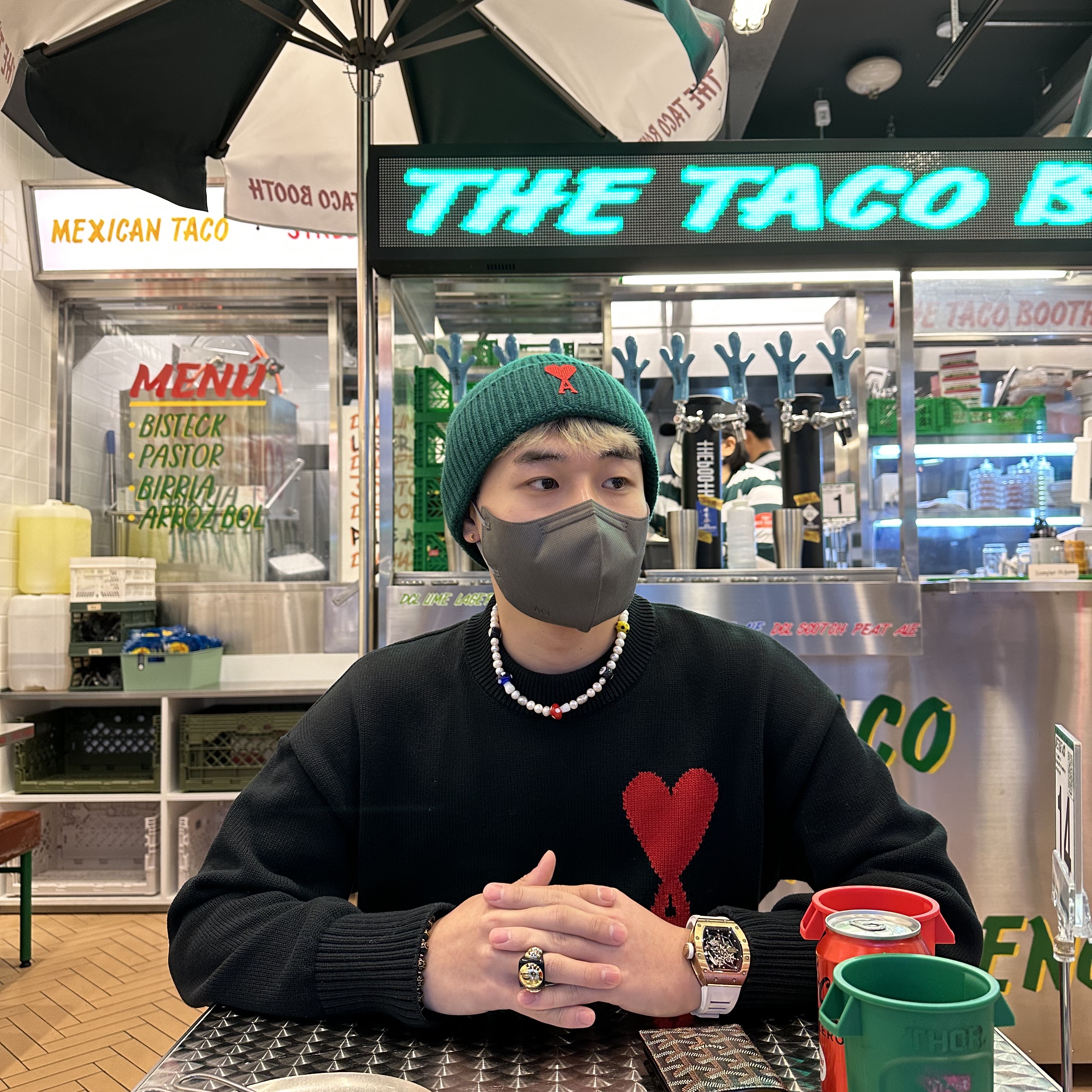 AMI de Coeur Oversize Sweater Black - 22SS, AMI de Coeur Beanie Green 착용 스타일 - 2