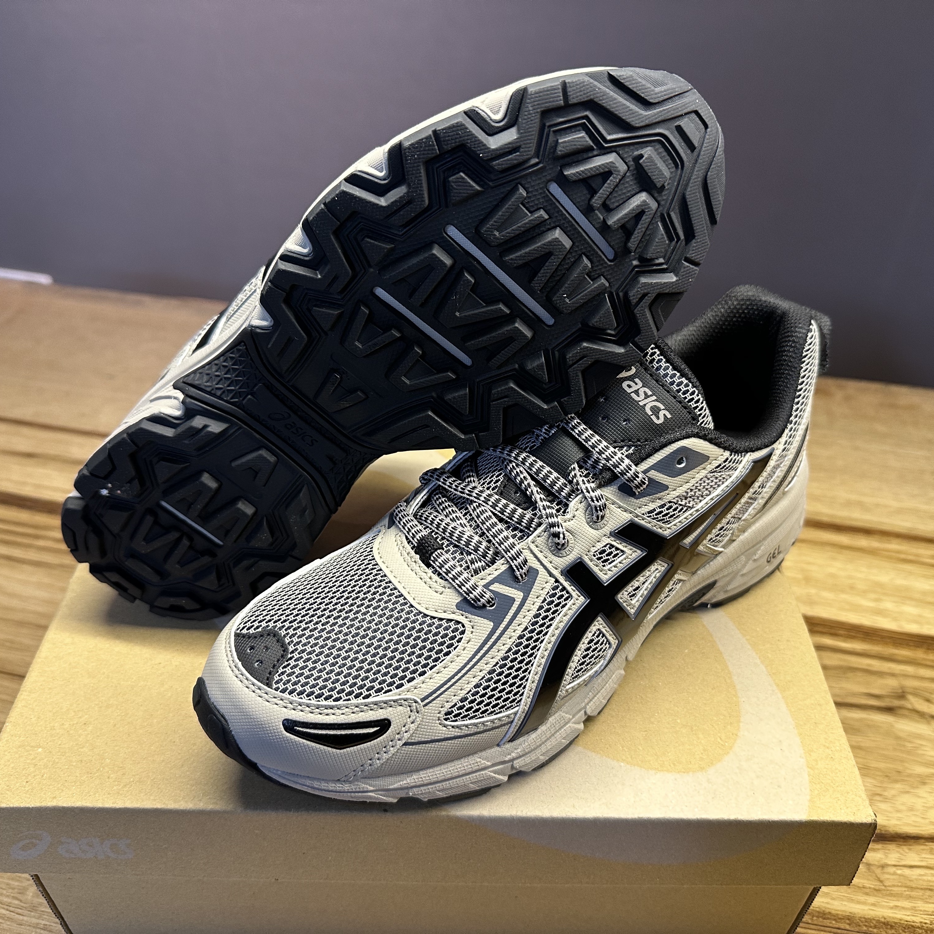 Asics Gel-Venture 6 Feather Grey Black 착용 스타일 - 3