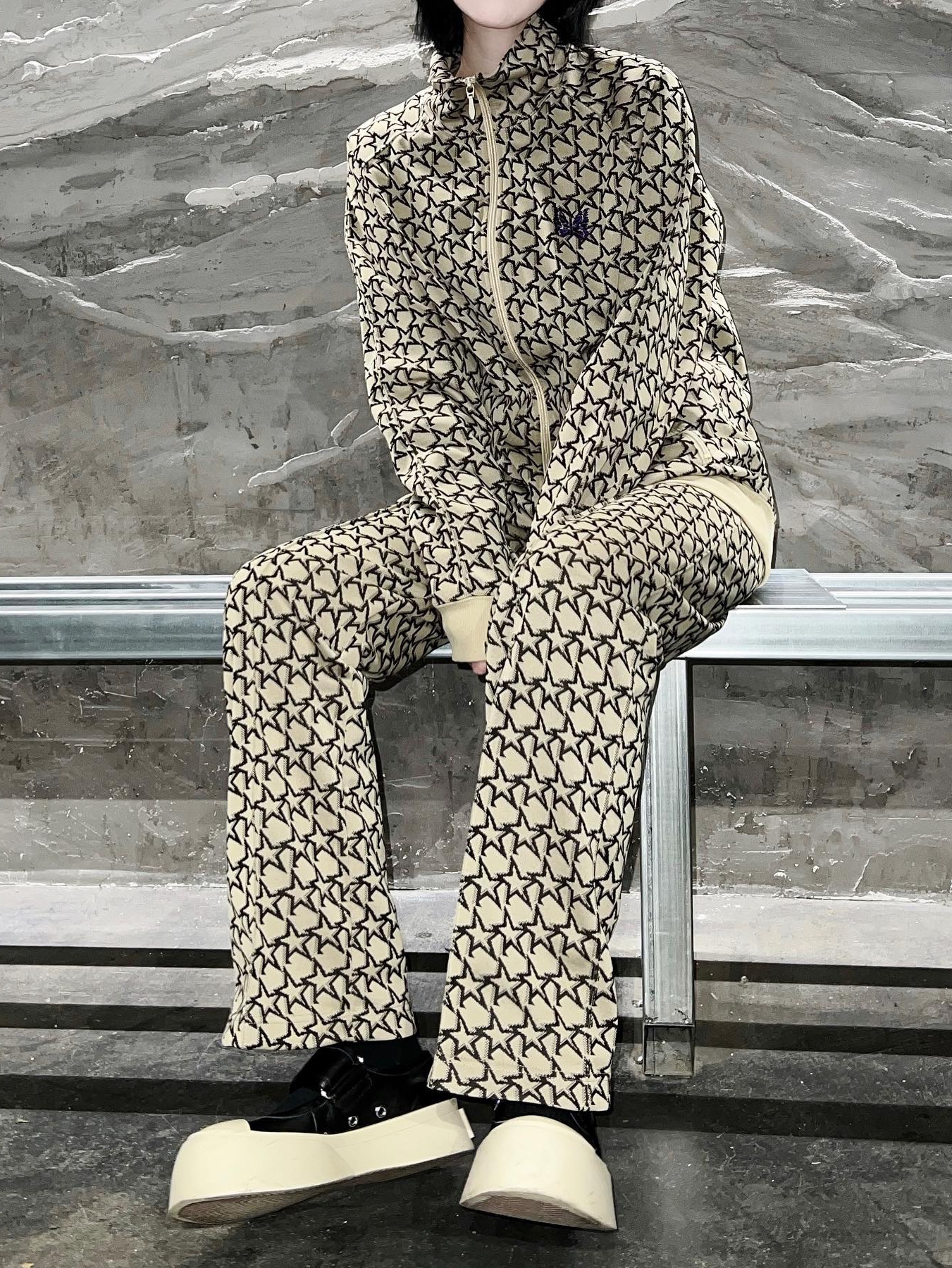 Needles Boot-Cut Jean Poly JQ Star Beige, Needles Track Pants Poly JQ Star Beige 착용 스타일 - 1