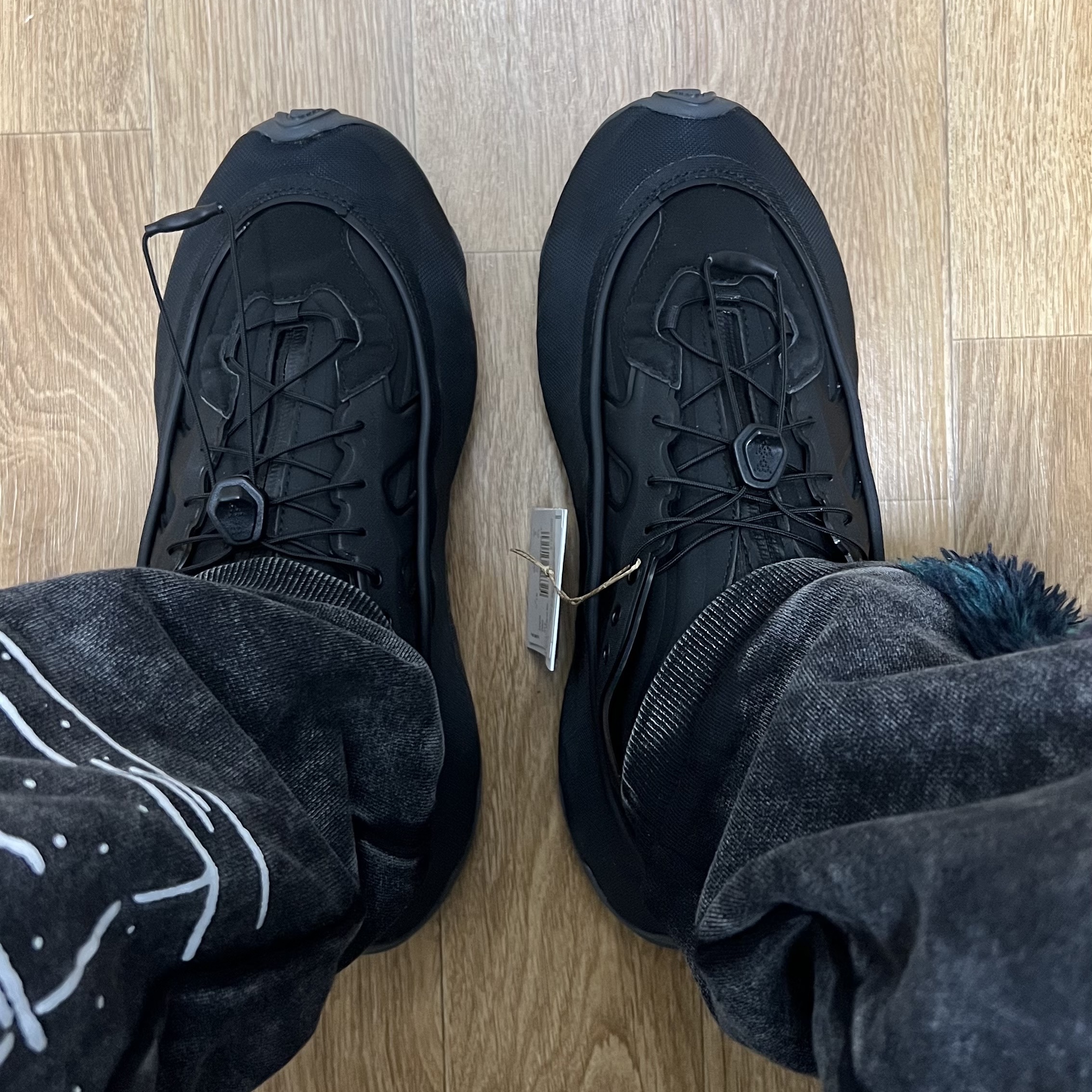Adidas x Mr. Baeley Ozmorphis Core Black Grey Six 착용 스타일 - 1
