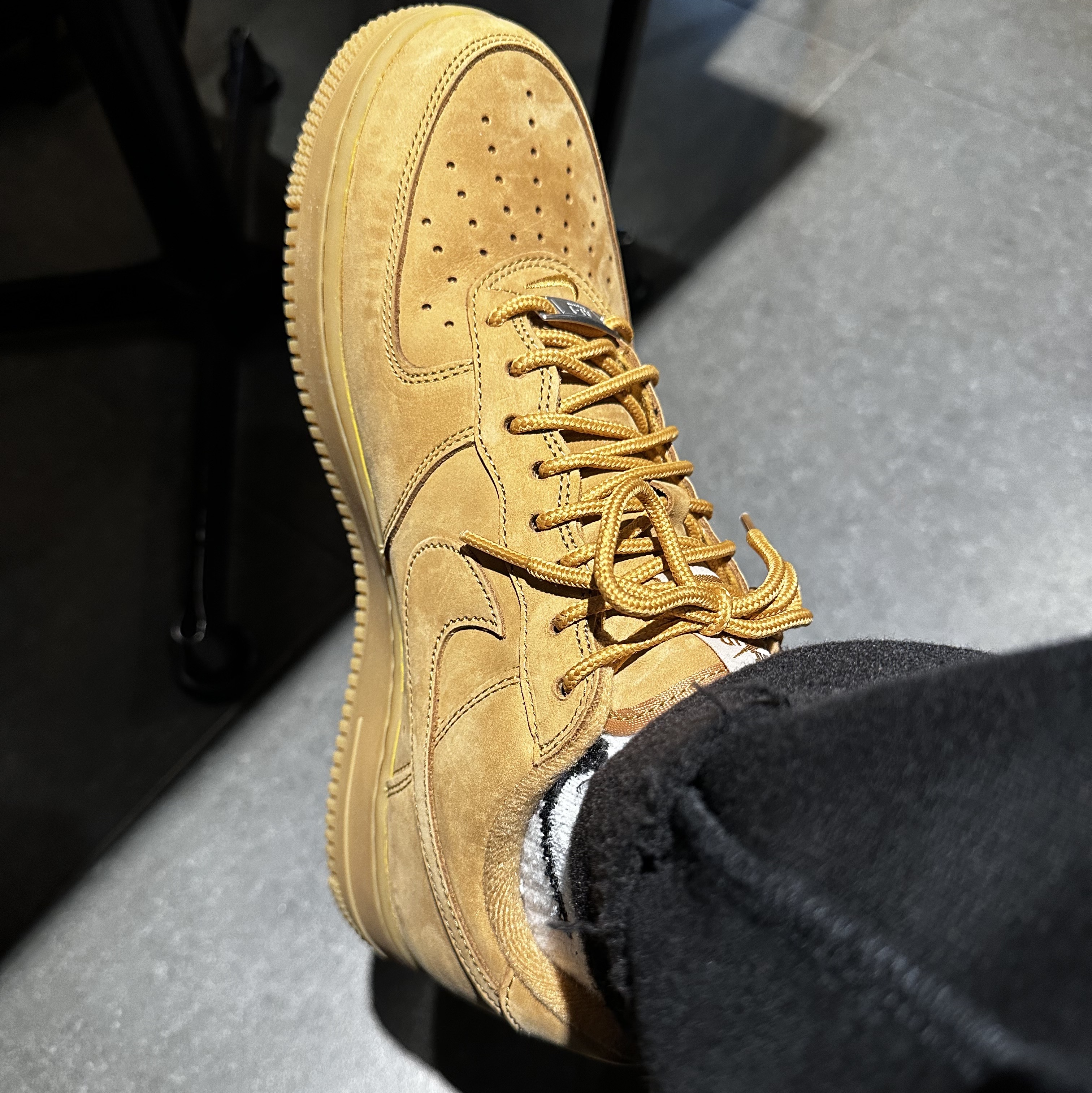 Nike x Supreme Air Force 1 Low Flax, Supreme Duffle Bag Black - 22FW 착용 스타일 - 1