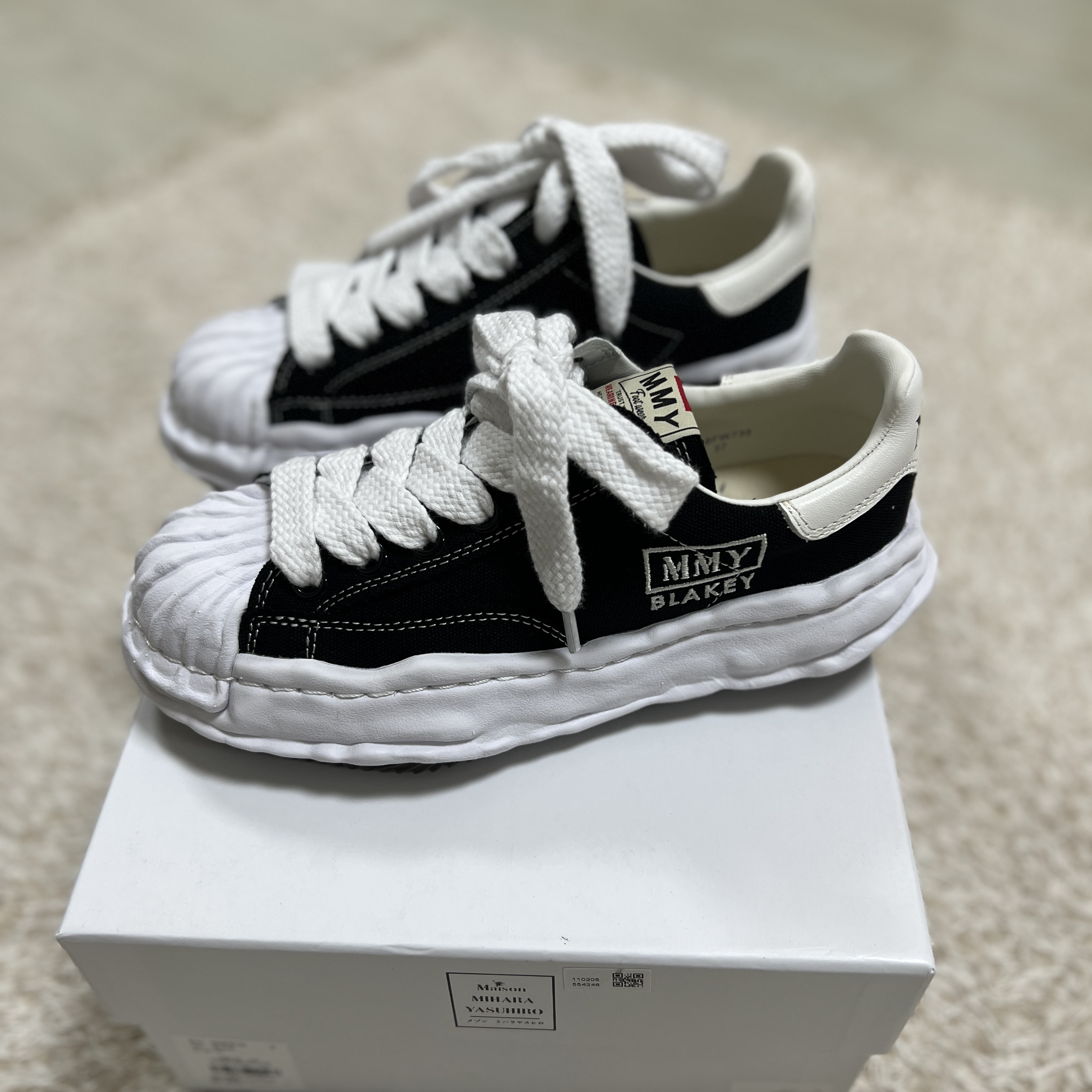 Maison Mihara Yasuhiro Blakey OG Sole Canvas Low-top Sneakers Black White 착용 스타일 - 1