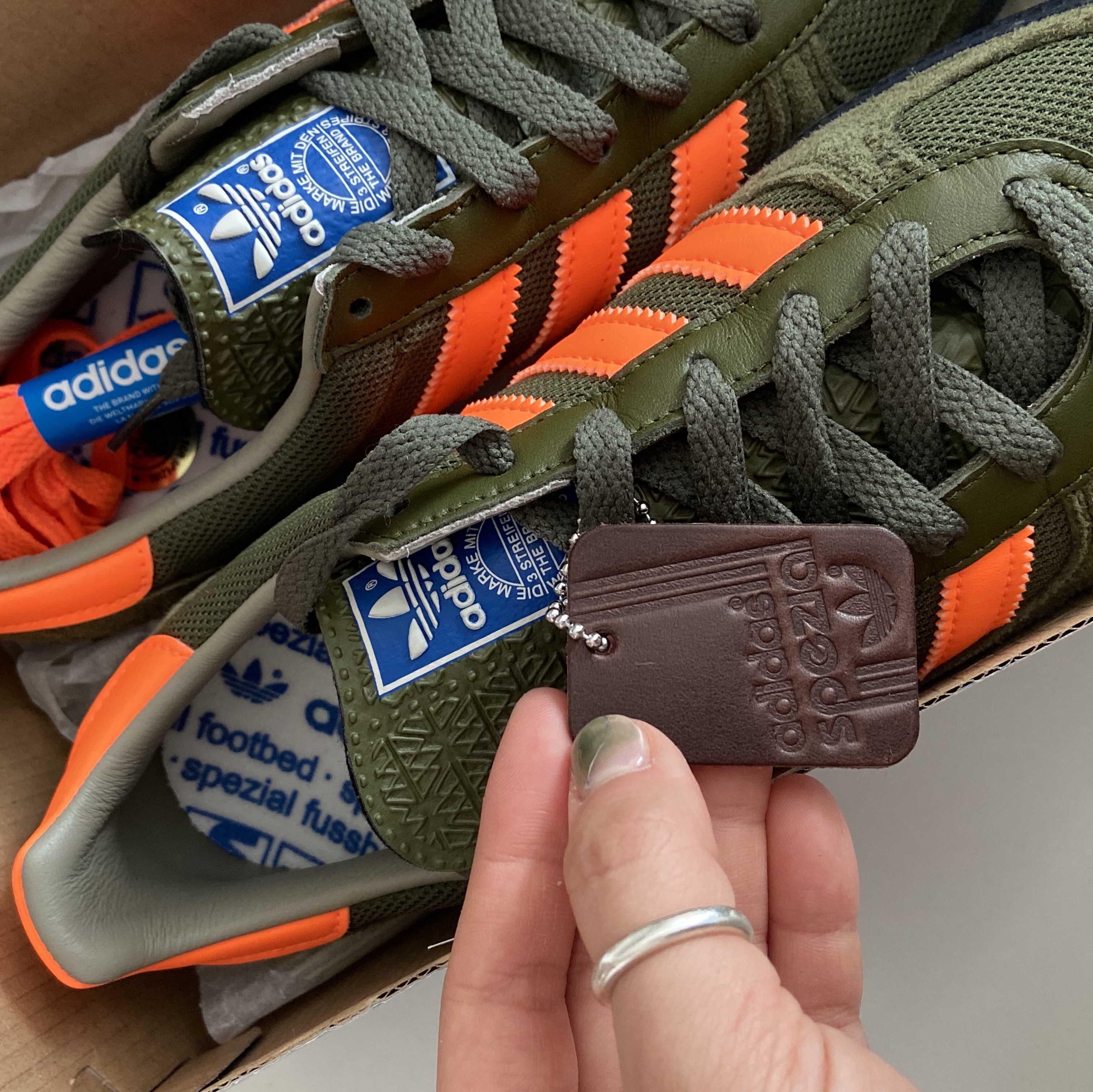 Adidas Spezial Barrowland Dust Green Orange 착용 스타일 - 3