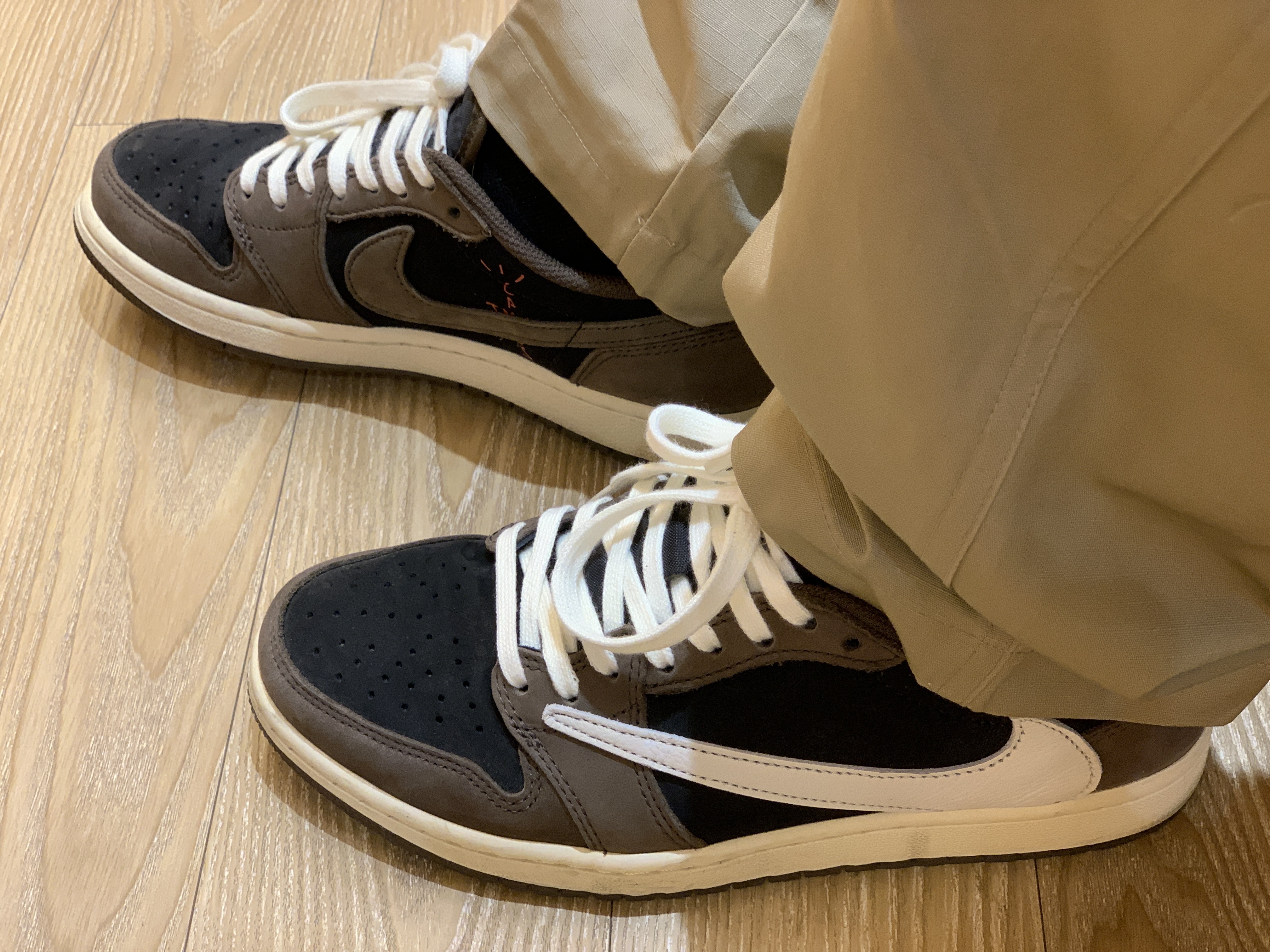 Jordan 1 x Travis Scott Retro Low OG SP Mocha 착용 스타일 - 1