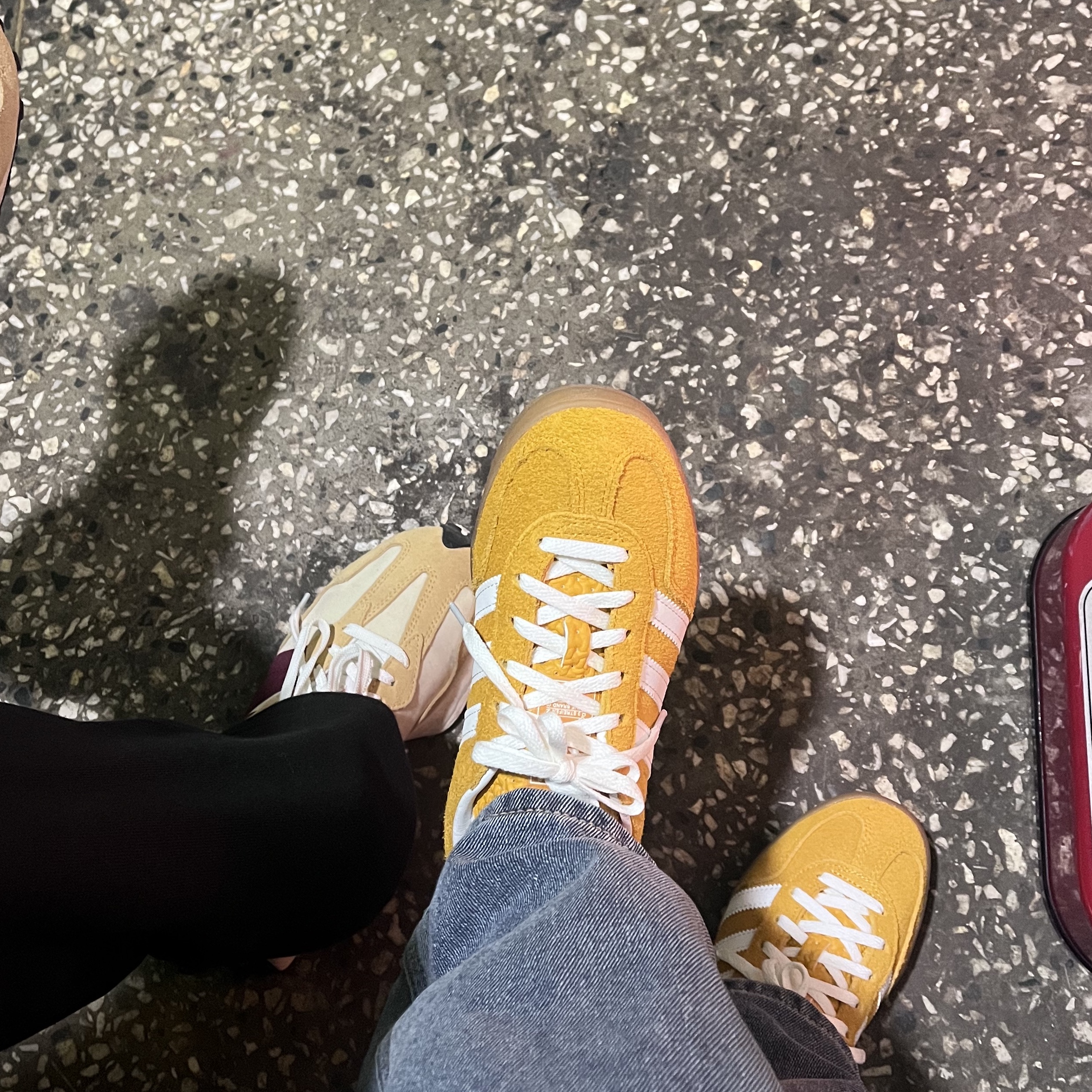 (W) Adidas Gazelle Indoor Orange Peel Cloud White 착용 스타일