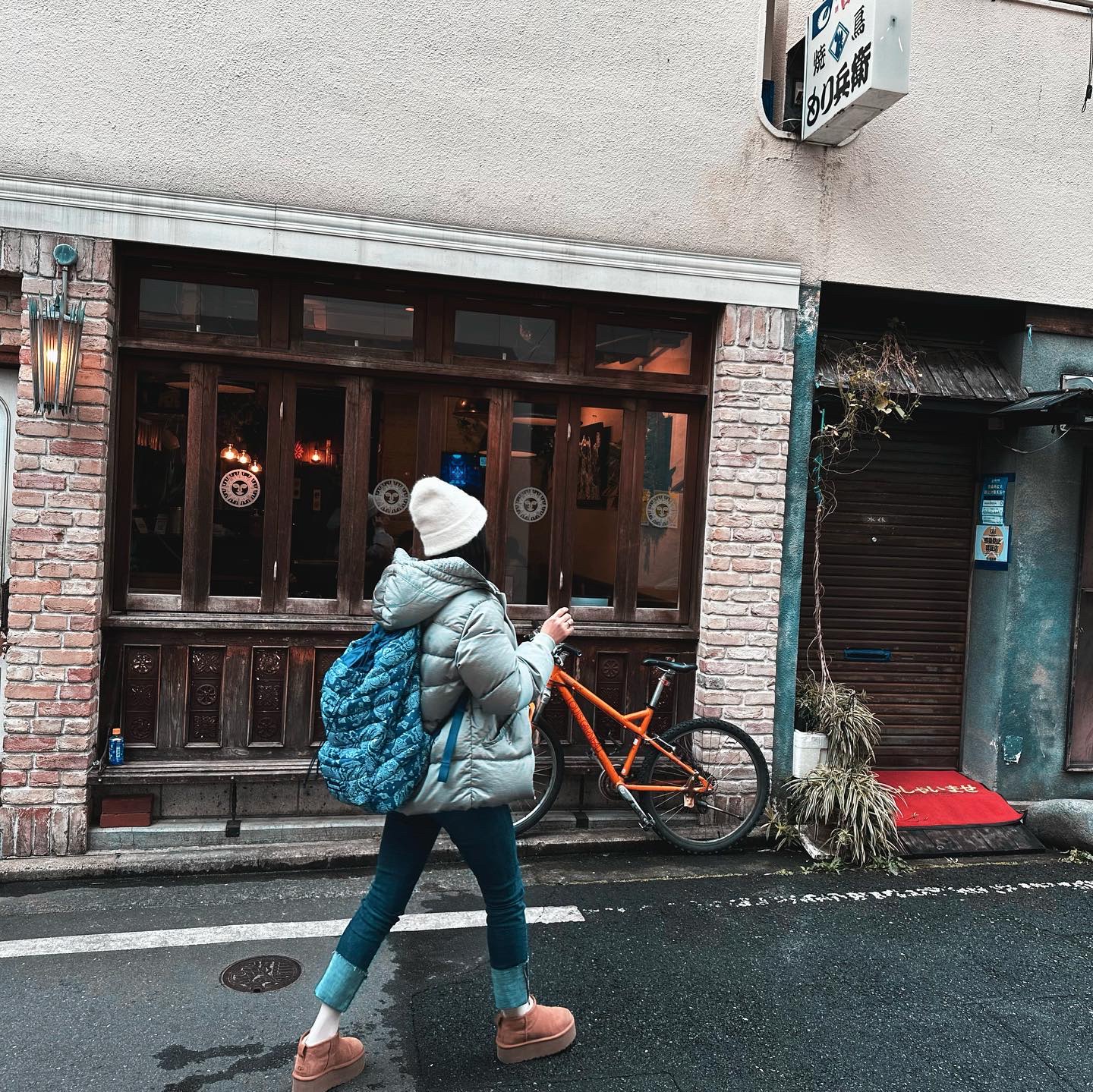 Supreme Puffer Backpack Blue Paisley - 22FW, Supreme Puffer Backpack Red Paisley - 22FW 착용 스타일