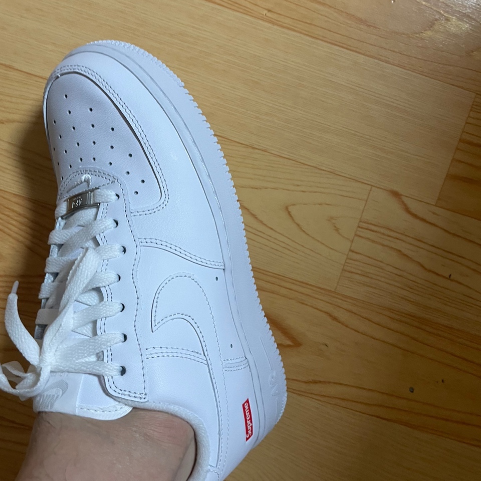 Nike x Supreme Air Force 1 Low White 착용 스타일