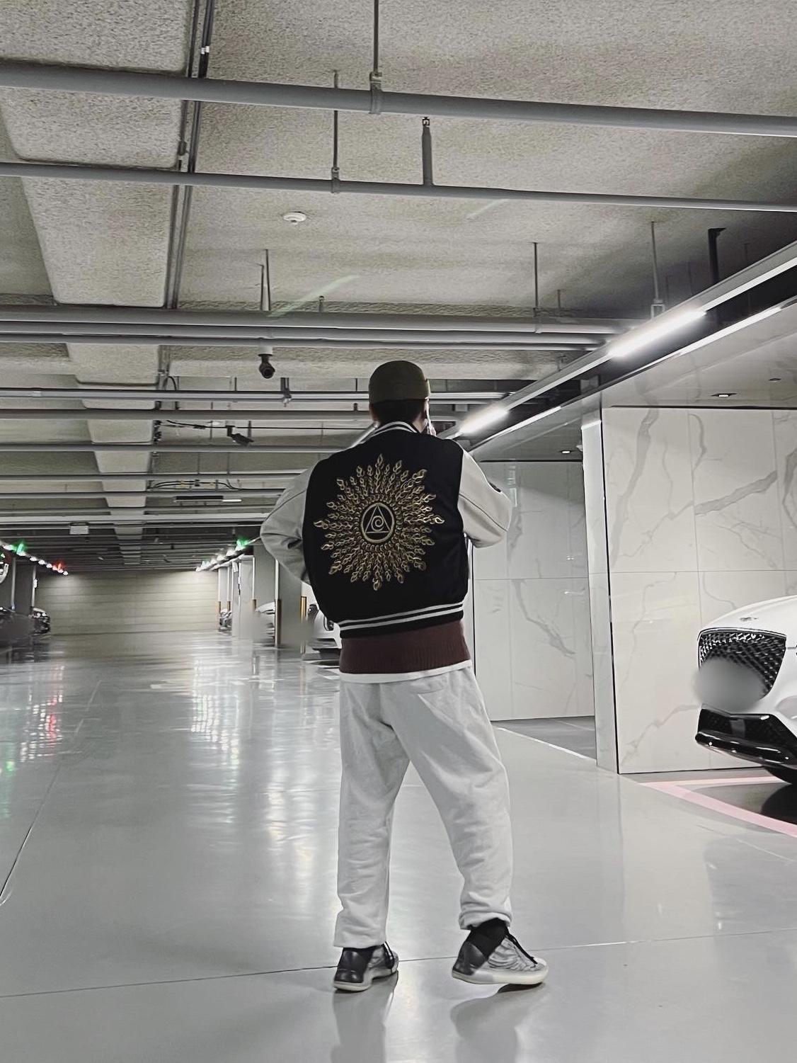 Adidas Yeezy QNTM Lifestyle, Stussy x Dries Van Noten Varsity Jacket Black 착용 스타일 - 1