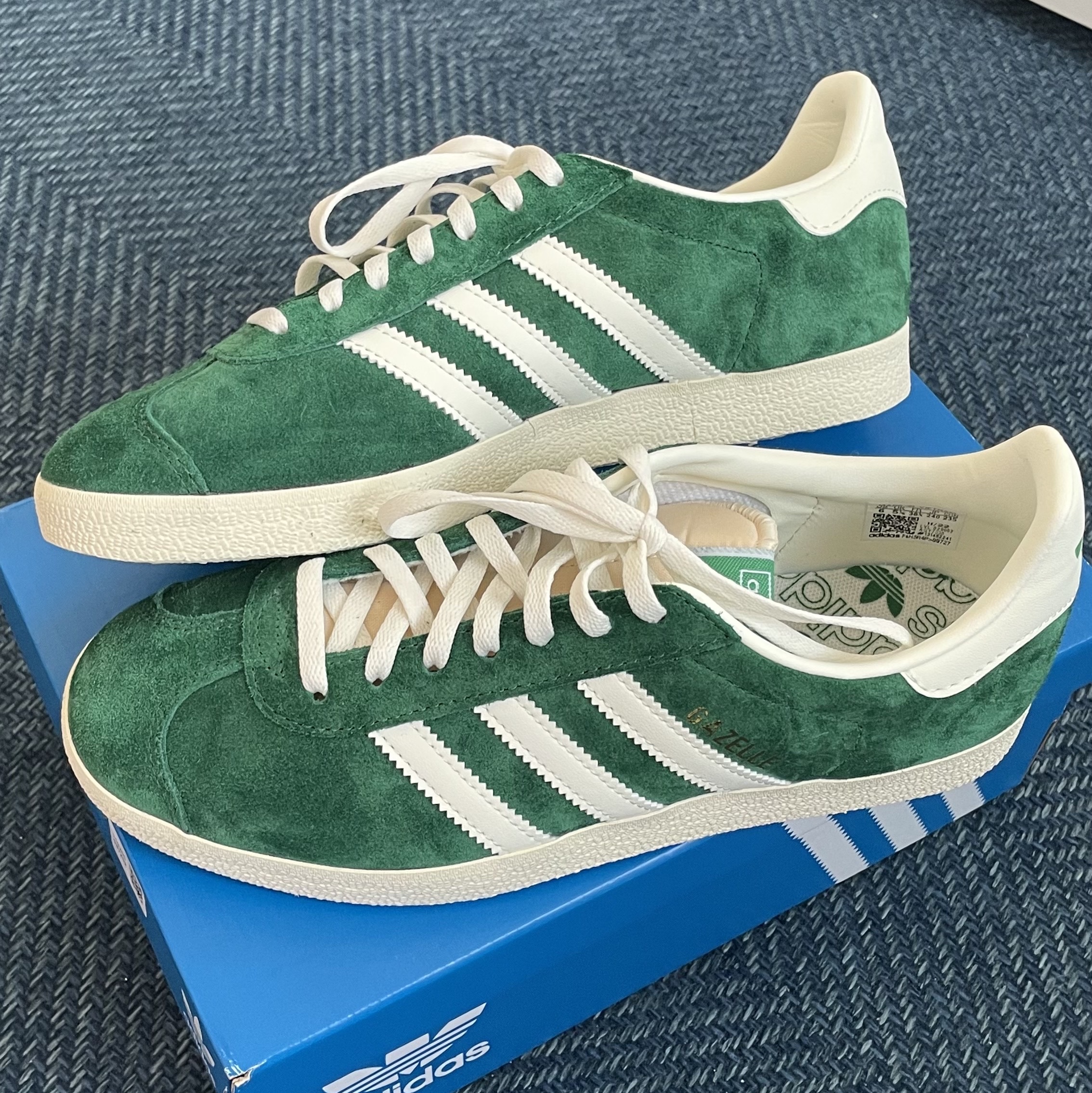 Adidas Gazelle Dark Green Cream White 착용 스타일 - 1