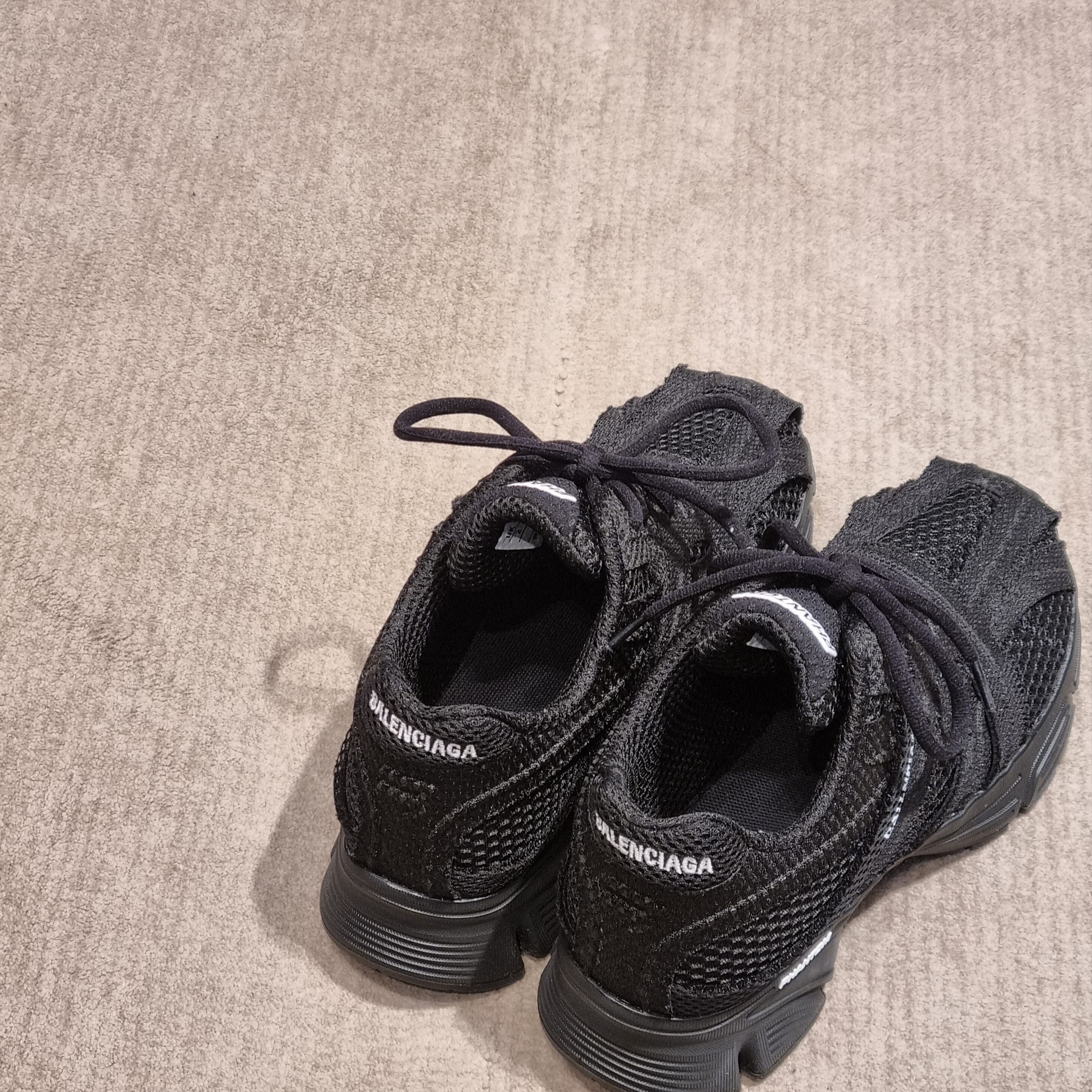 (W) Balenciaga Washed Phantom Sneakers Grey 착용 스타일