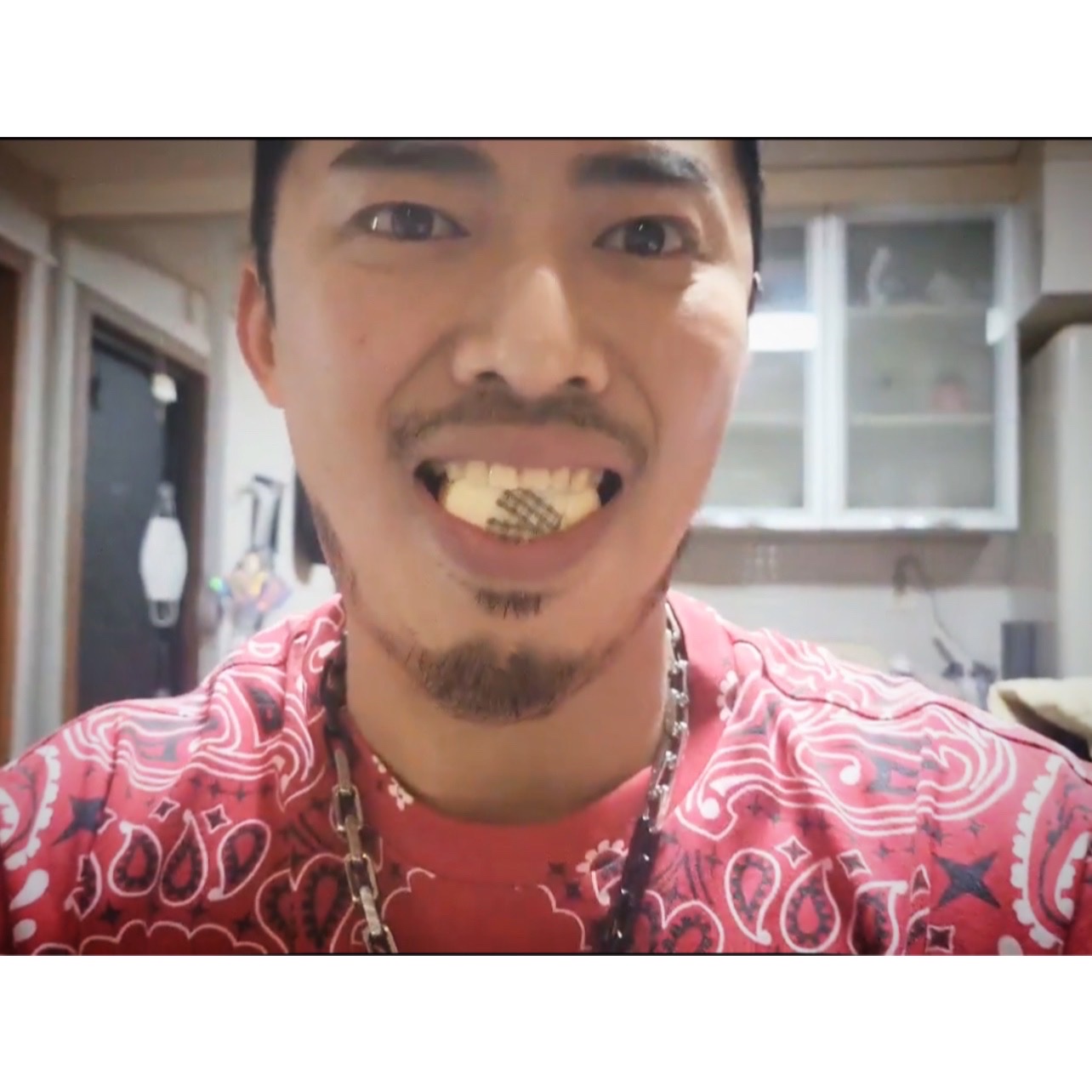 Supreme Chucky Doll - 20FW, Supreme Small Box T-Shirt Red Bandana - 21SS 착용 스타일 - 4