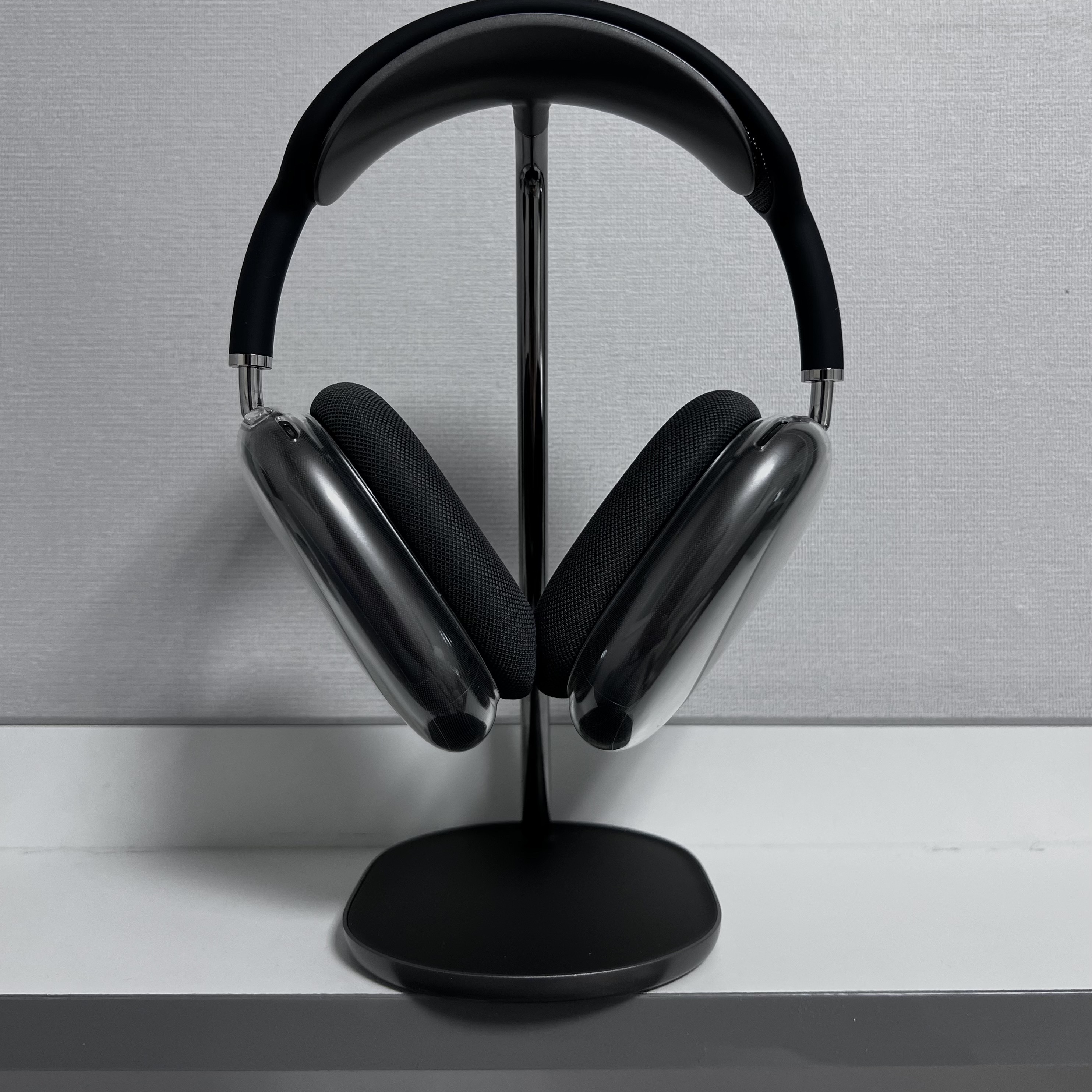 Apple AirPods Max Lightning Space Gray (Korean Ver.), The North Face 1996 Eco Nuptse Jacket Black 착용 스타일 - 4
