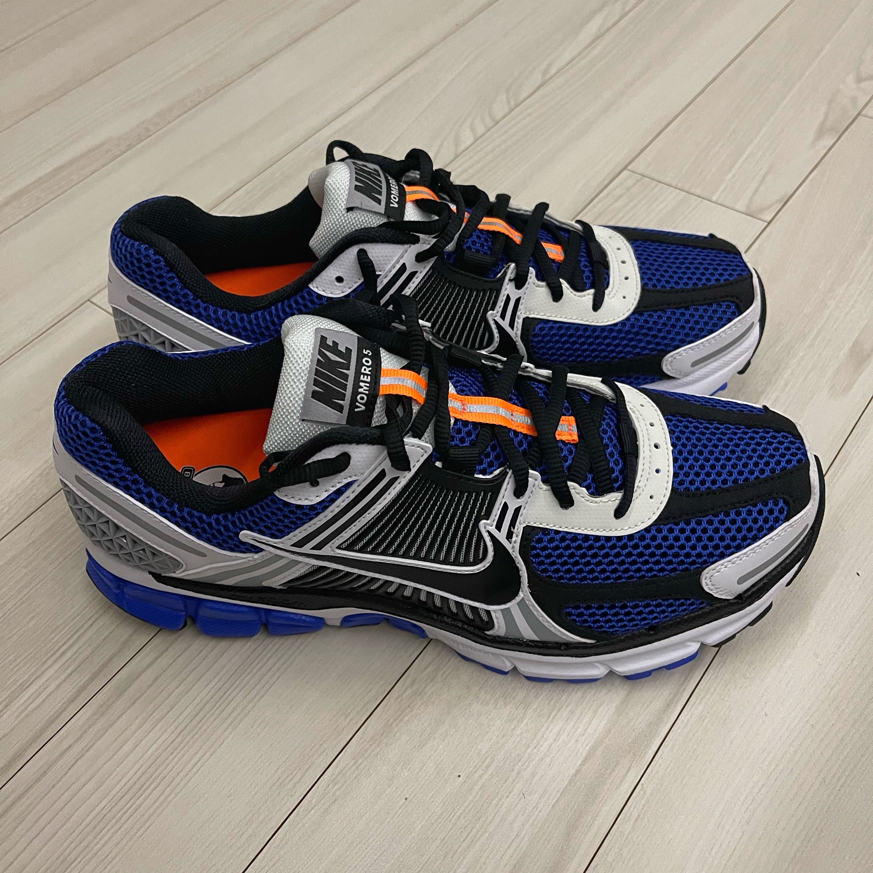 Nike Zoom Vomero 5 White Racer Blue Black 착용 스타일