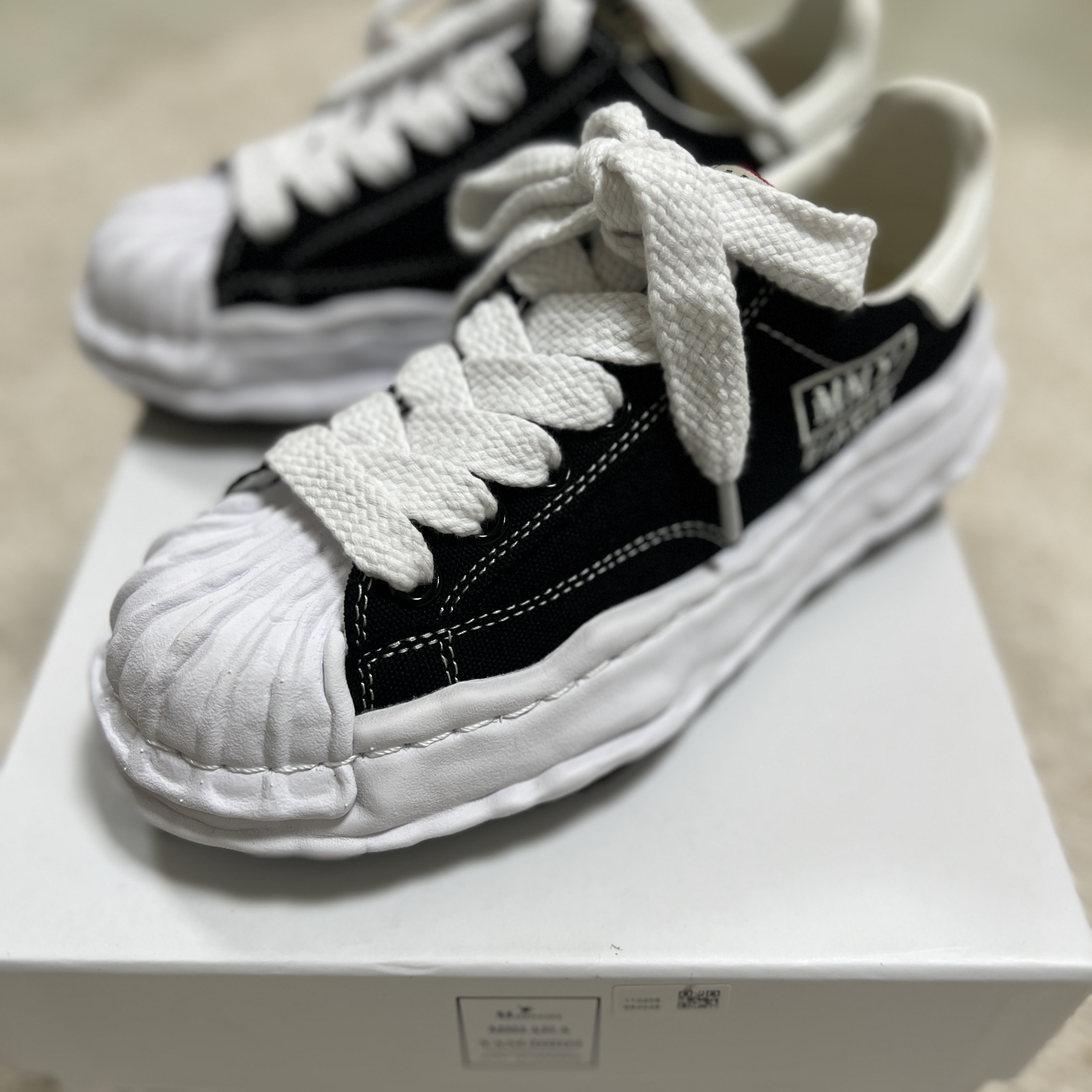 Maison Mihara Yasuhiro Blakey OG Sole Canvas Low-top Sneakers Black White 착용 스타일 - 3