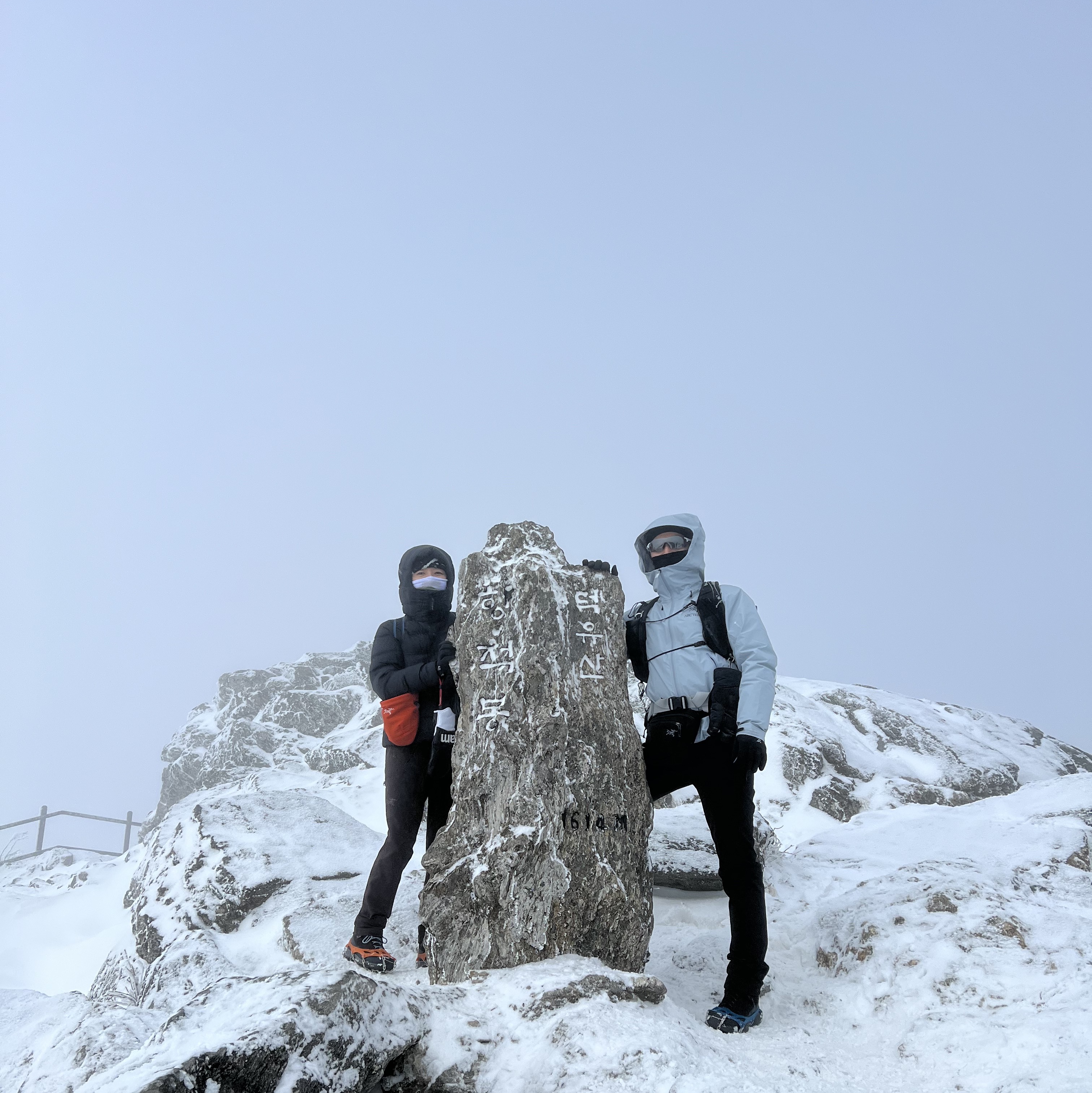 Arc'teryx Atom LT Hoody Black, Arc'teryx Mantis 2 Waistpack Black 착용 스타일 - 4