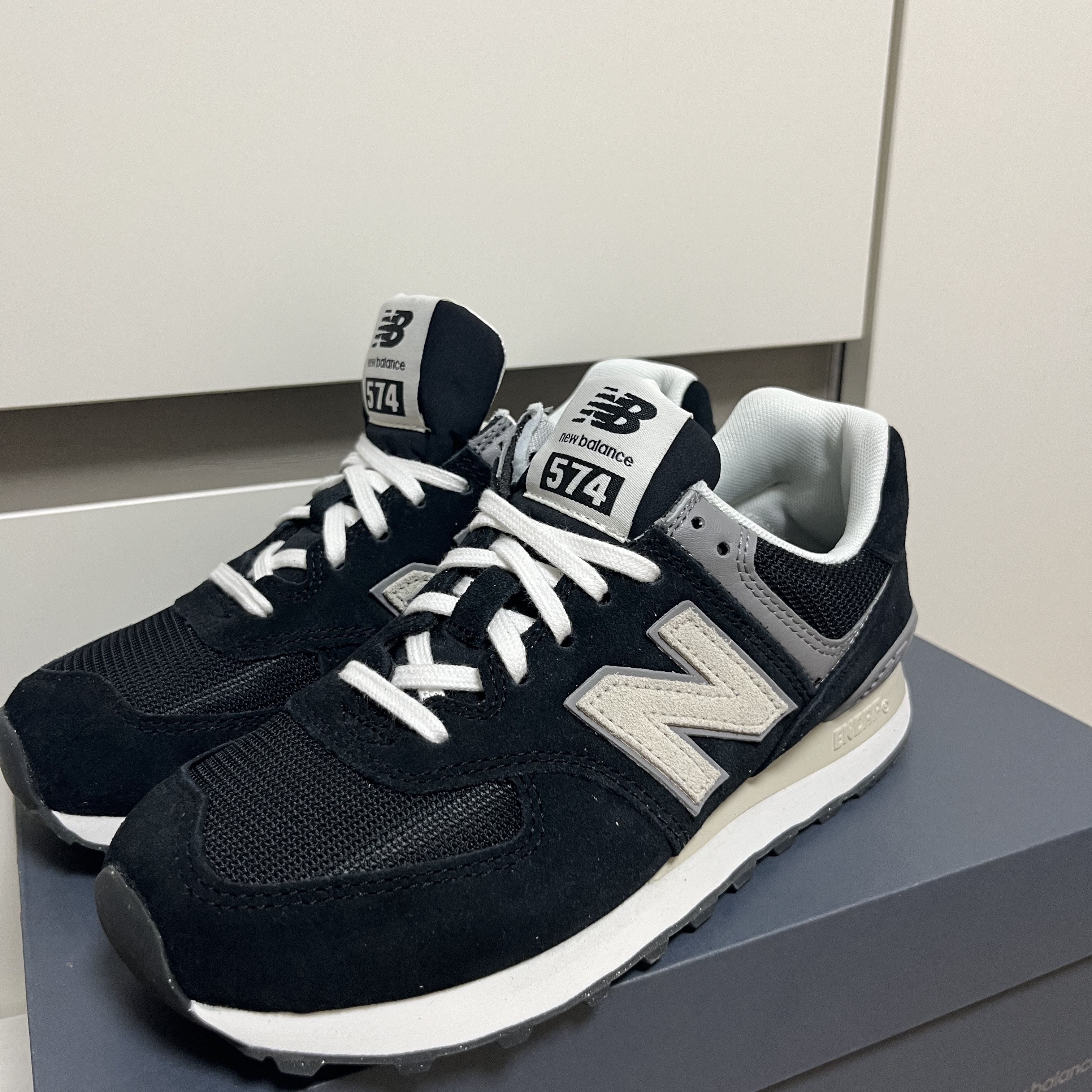 New Balance 574 Classics Reimagined Black 착용 스타일