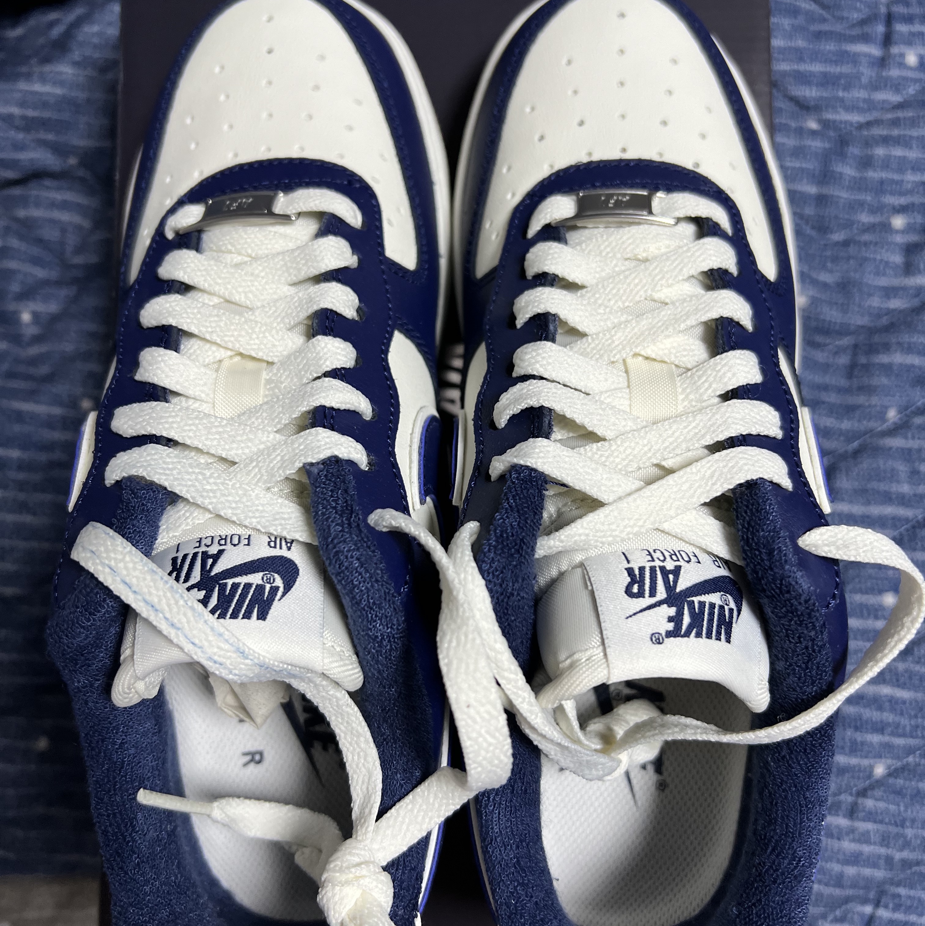 Nike Air Force 1 '07 LV8 Midnight Navy 착용 스타일 - 1