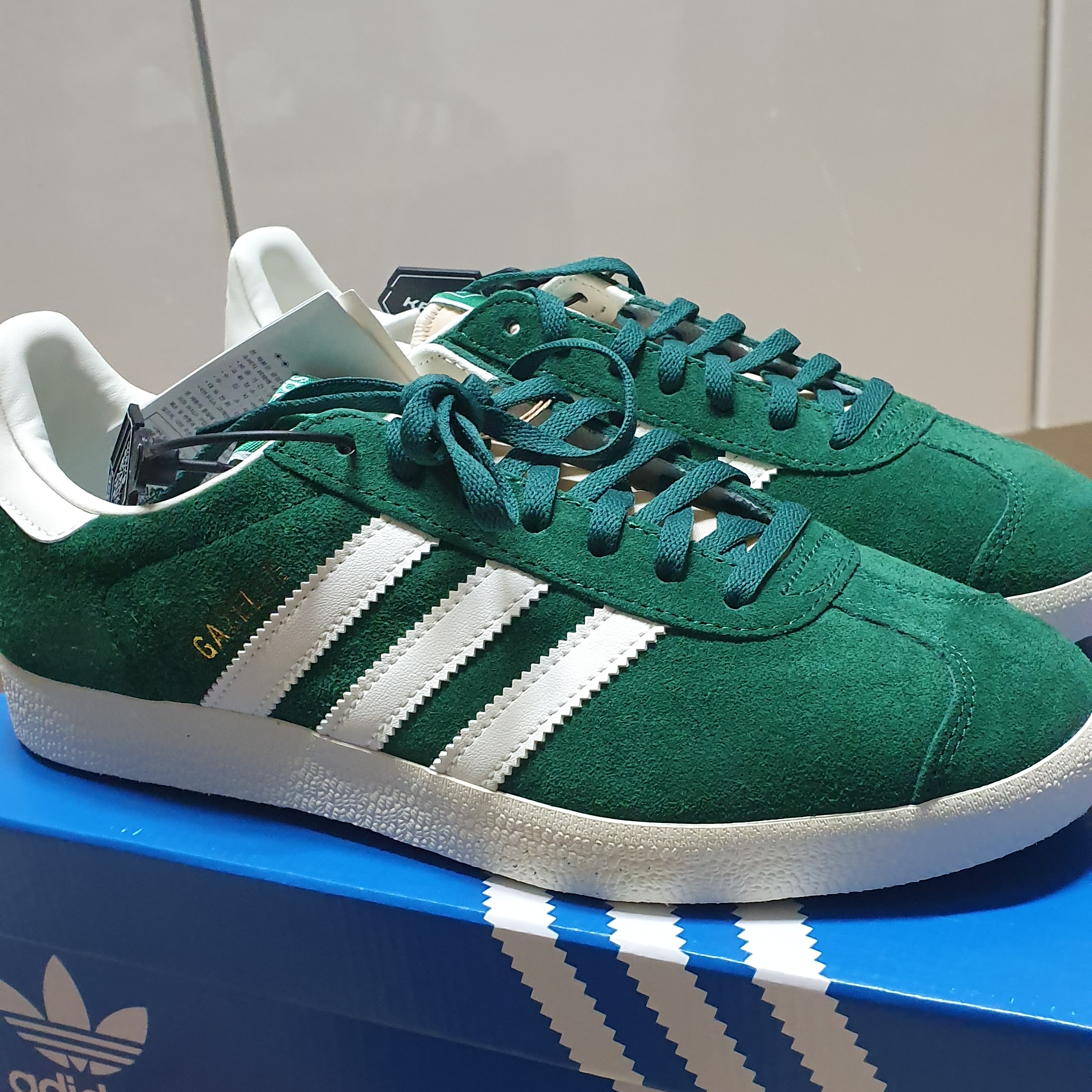 Adidas Gazelle Dark Green Cream White 착용 스타일