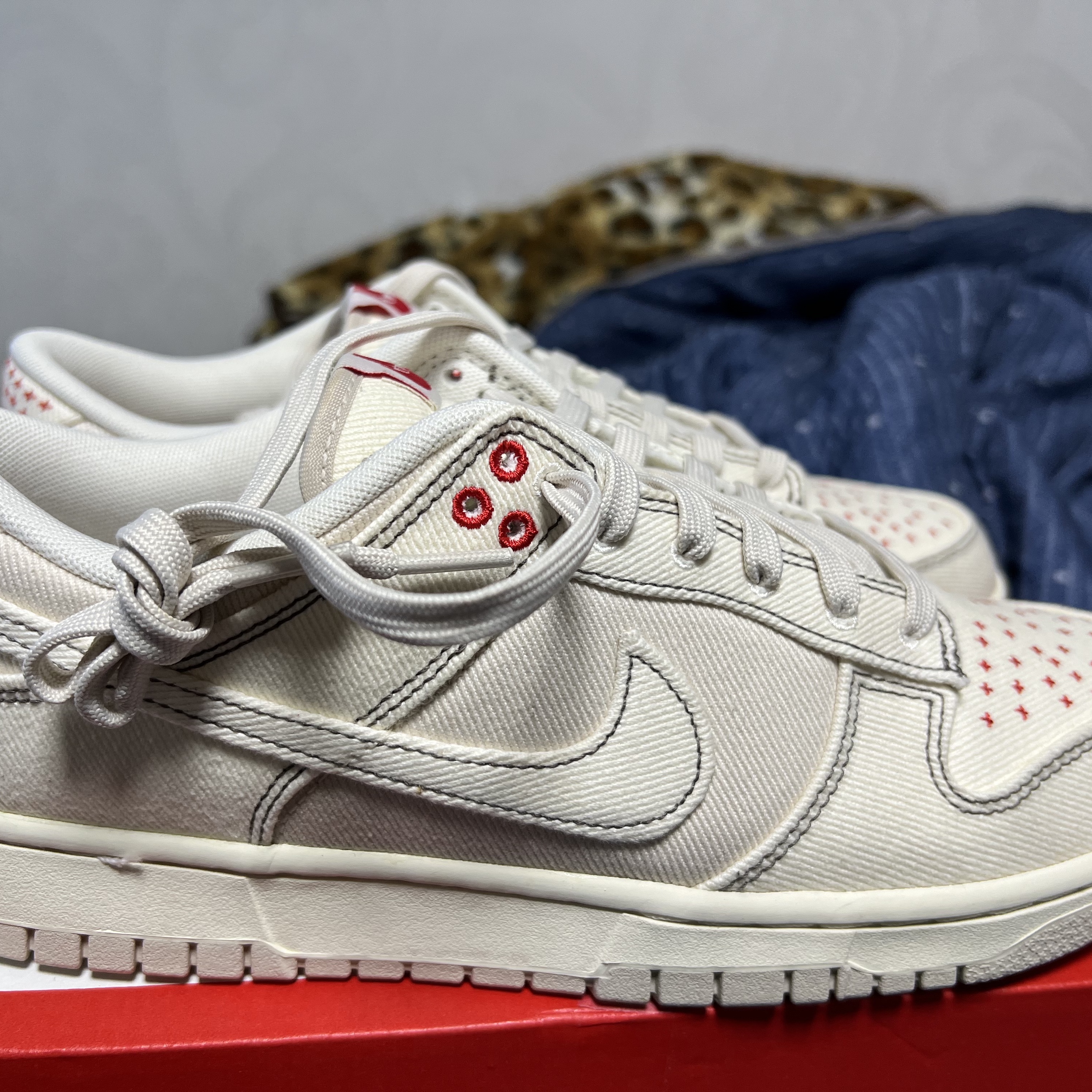 Nike Dunk Low Beige Red 착용 스타일 - 2