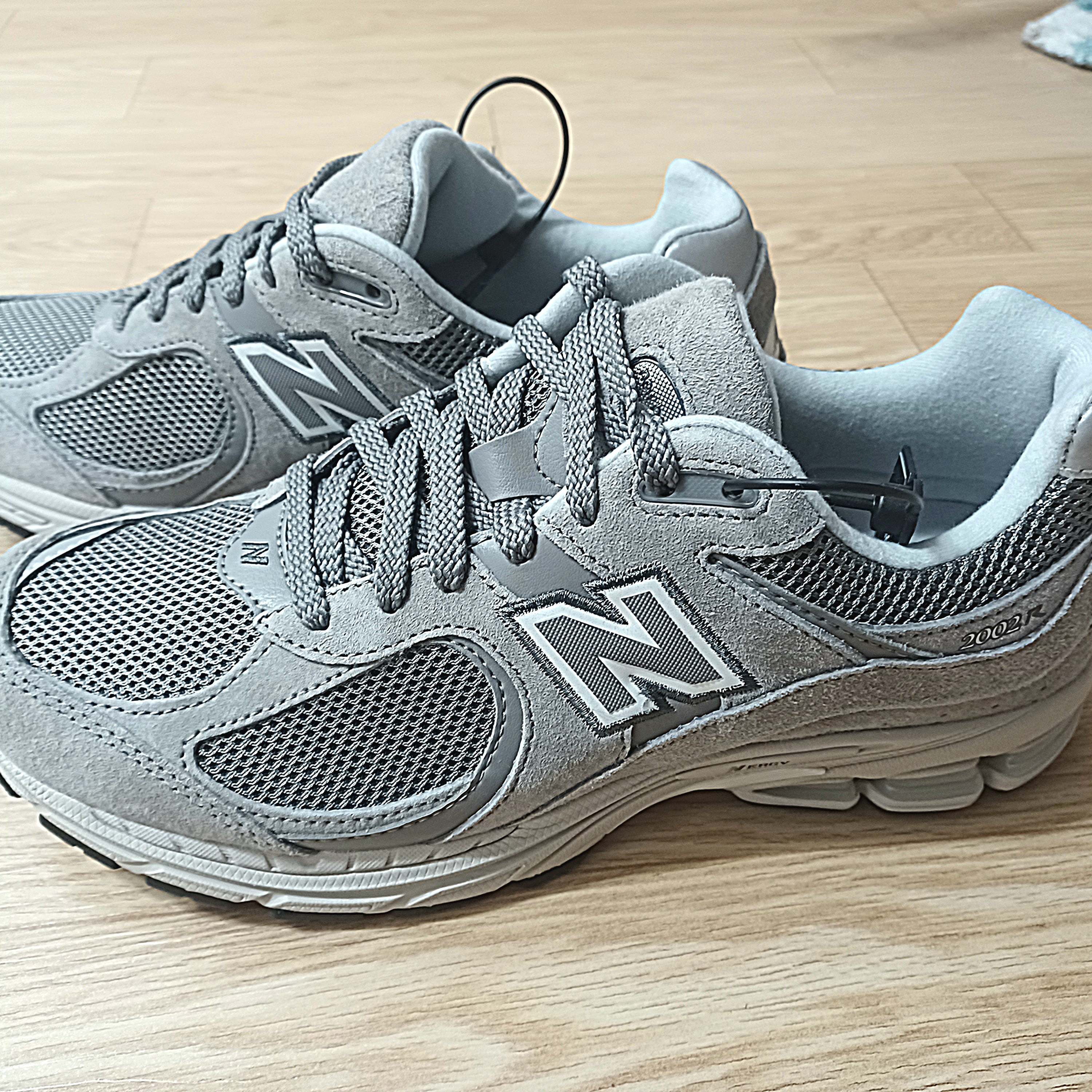 New Balance 2002R Grey 착용 스타일 - 1