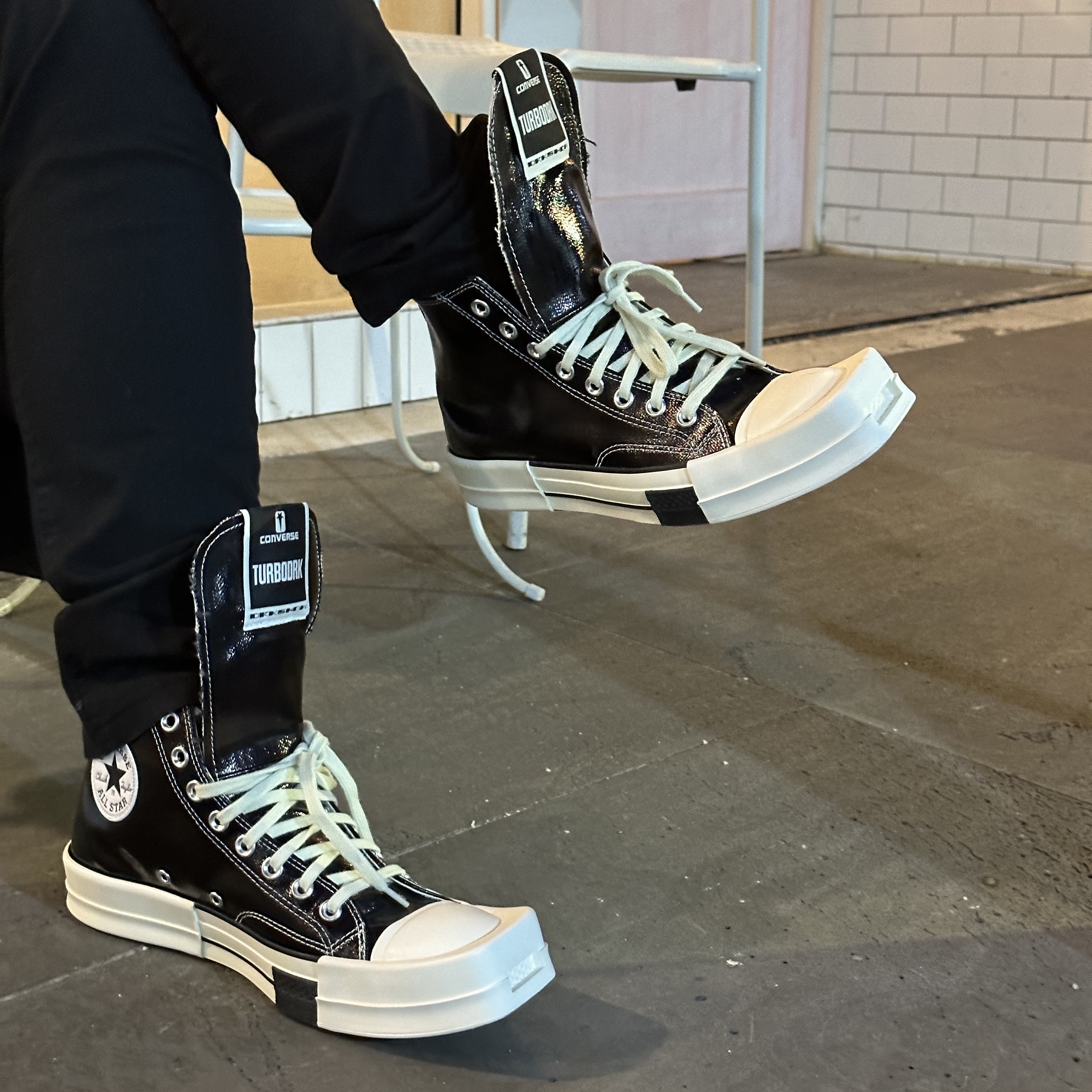 Converse x Drkshdw Turbodrk Chuck 70 Hi Black Lacquered Denim 착용 스타일 - 4