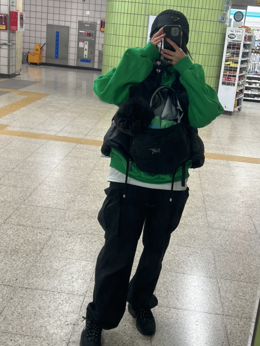 Arc'teryx Heliad 15 Backpack Black, Prada Re-Nylon Gabardine and Wool Beanie Black 착용 스타일