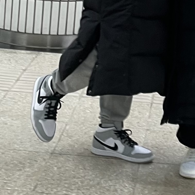 Jordan 1 Mid Light Smoke Grey 착용 스타일