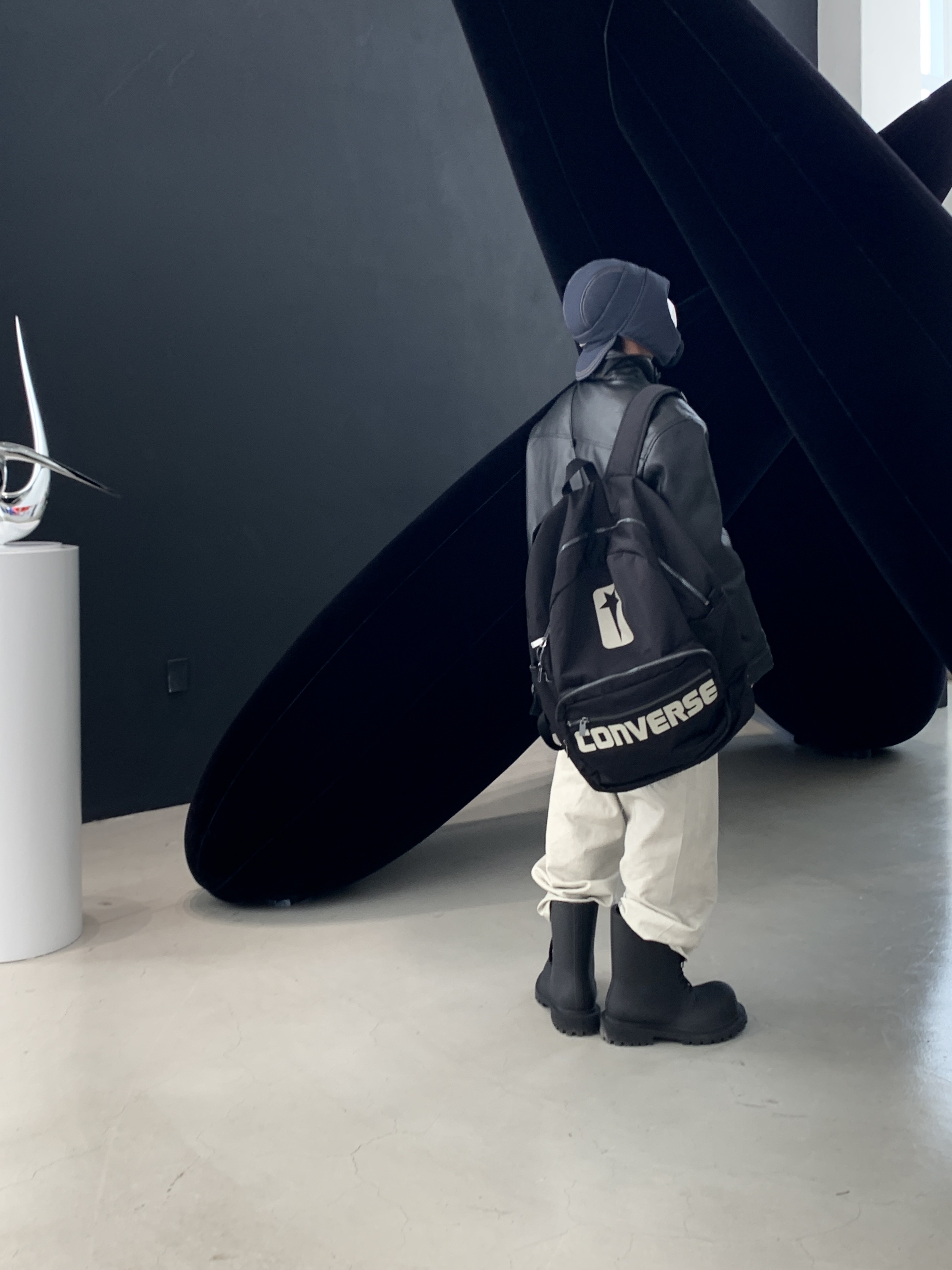 Jacquemus La Cagoule Bricciola Puffed Ear Flap Hat Navy, Balenciaga XL Army Boots Full Eva Black 착용 스타일 - 2
