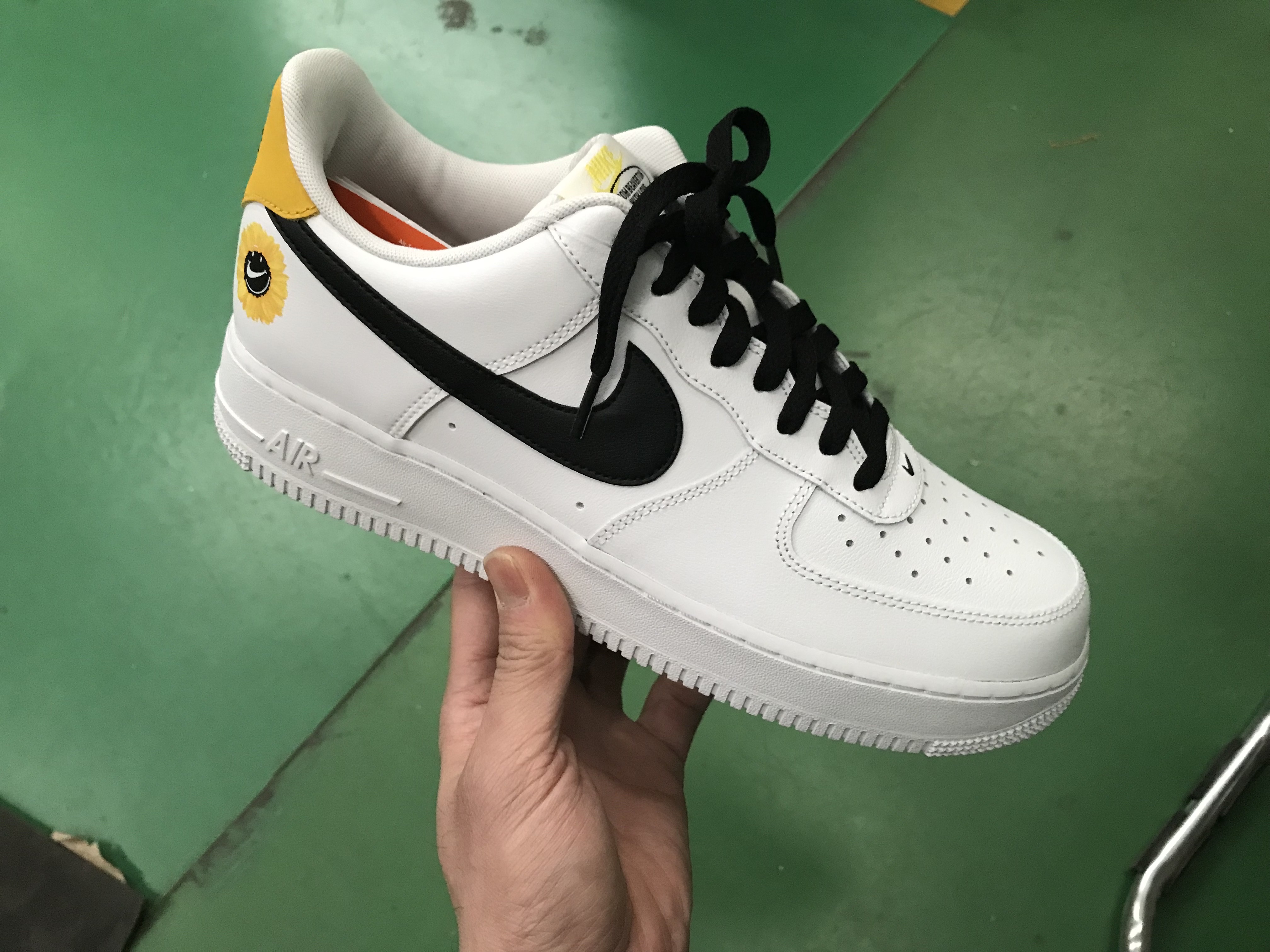 Nike Air Force 1 '07 LV8 2 Have a Nike Day 착용 스타일 - 1