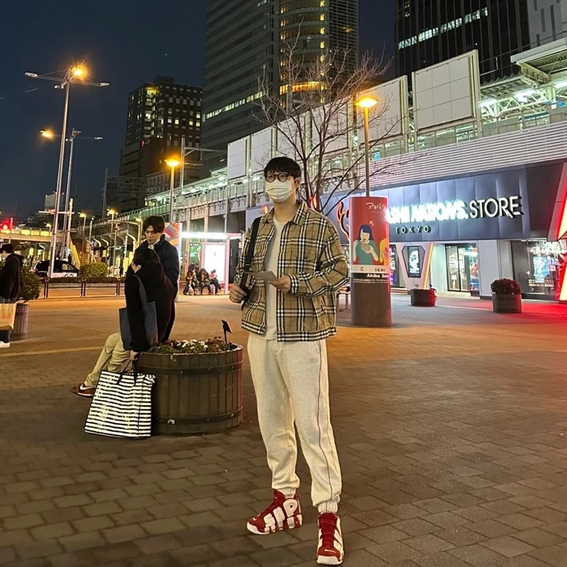 Supreme x Burberry Denim Trucker Jacket Beige - 22SS, Nike x Supreme Air More Uptempo Suptempo Red 착용 스타일 - 3