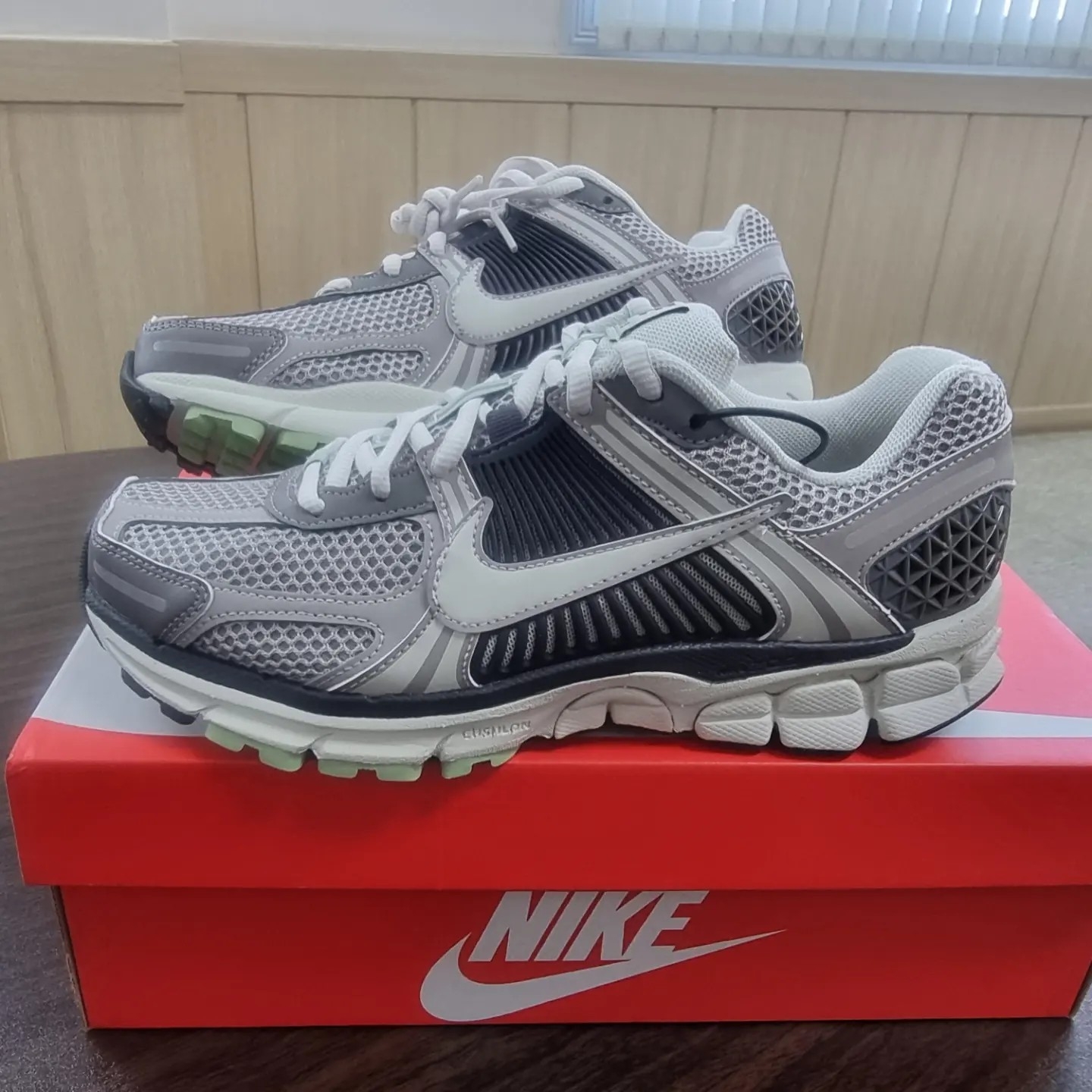 (W) Nike Zoom Vomero 5 Cobblestone and Flat Pewter 착용 스타일 - 1