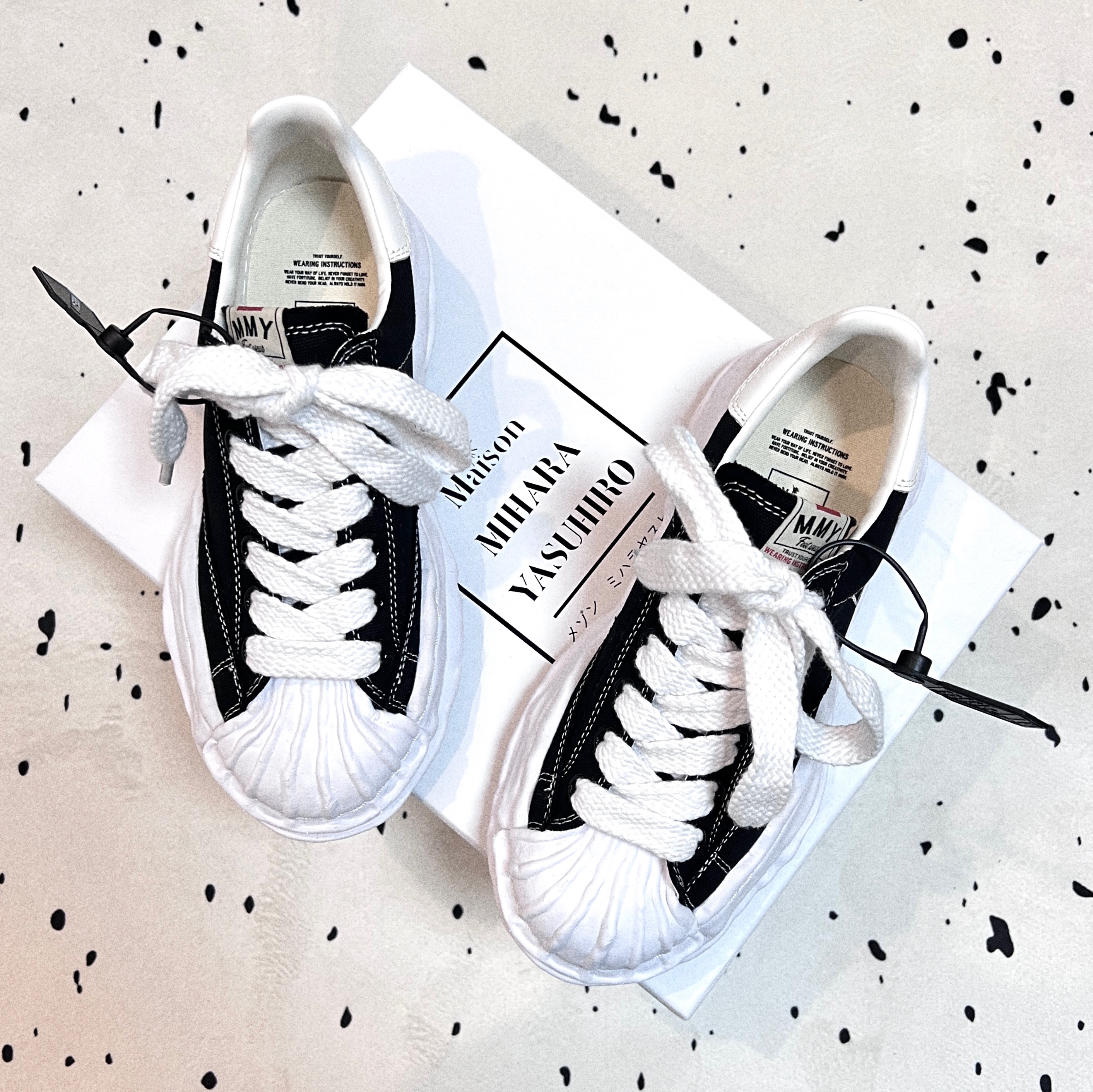 Maison Mihara Yasuhiro Blakey OG Sole Canvas Low-top Sneakers Black White 착용 스타일 - 2