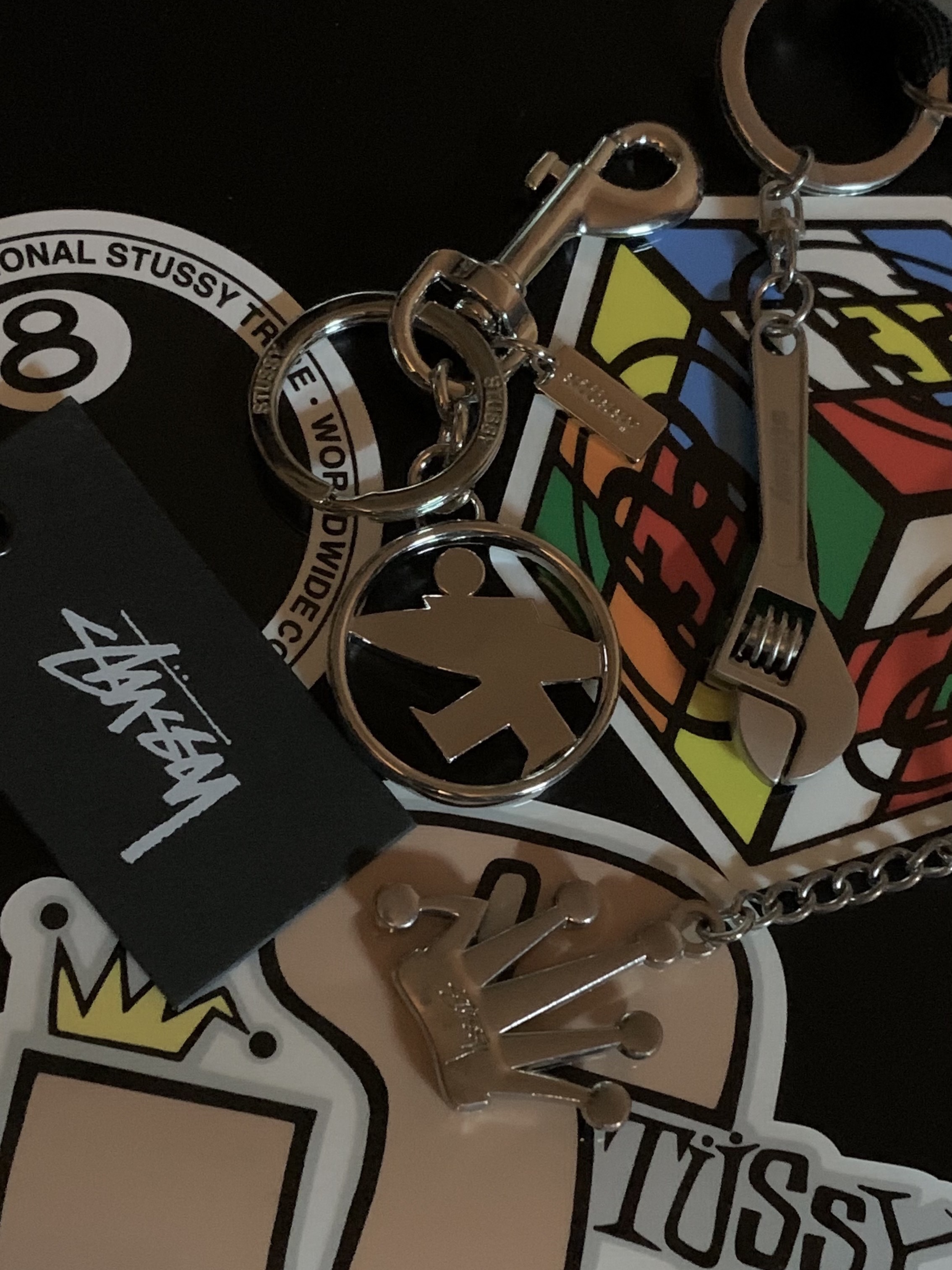 Stussy Surfman Keychain Silver, Stussy Metal Bent Crown Keychain Silver 착용 스타일