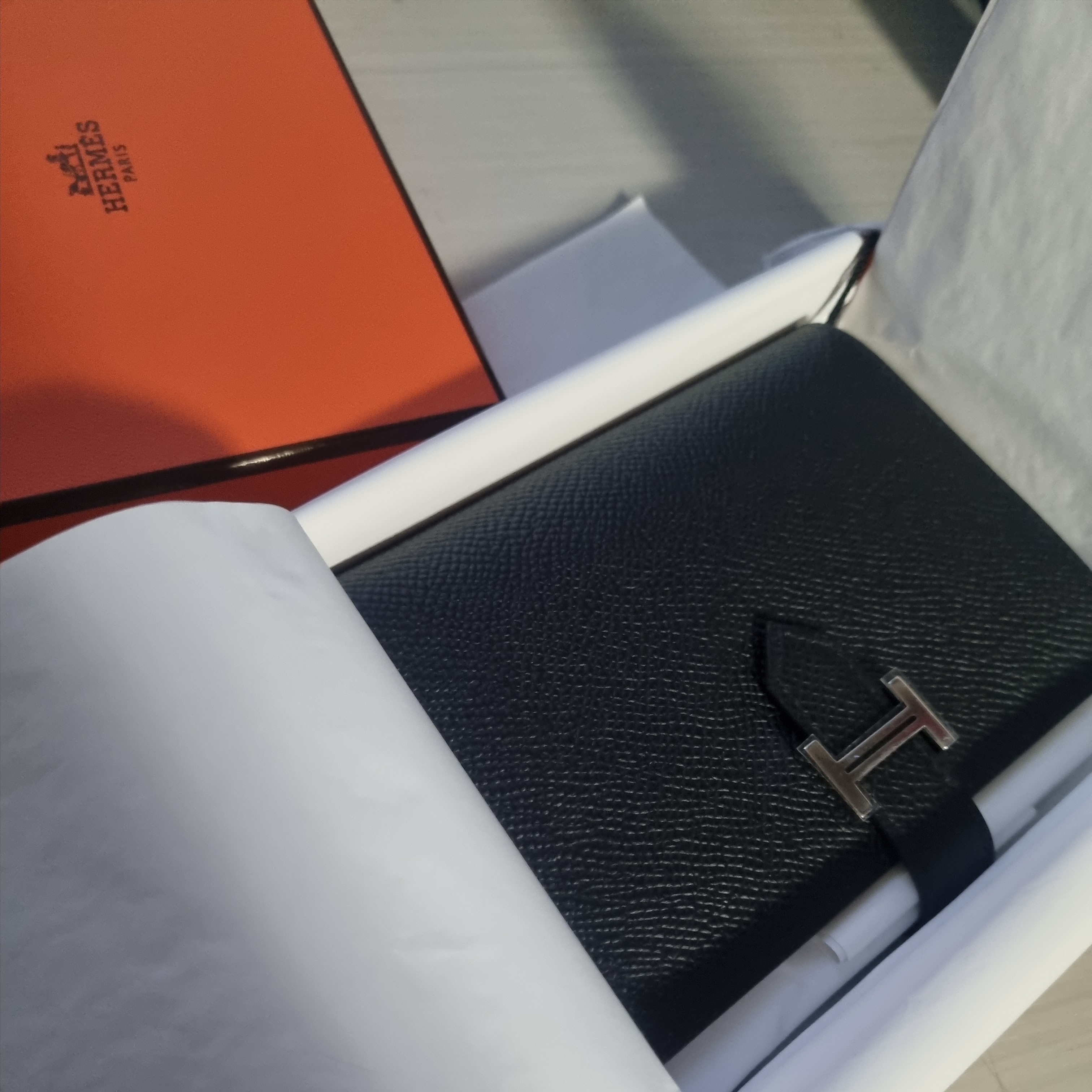 Hermes Bearn Compact Wallet Epsom & Palladium Noir 착용 스타일