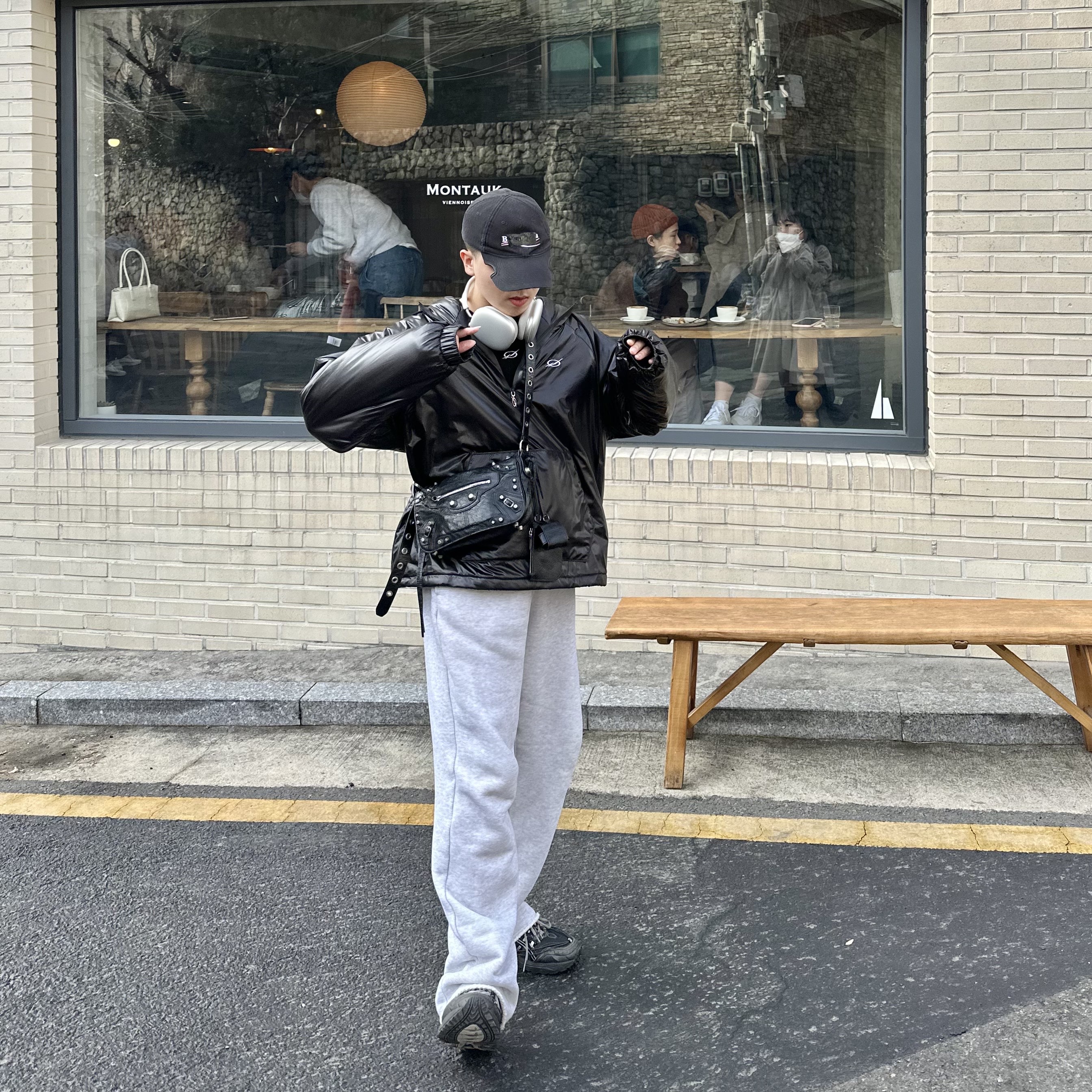 Balenciaga Arena Lambskin Aged Silver Hardware Le Cagole XS Flap Bag Black, Apple AirPods Max Lightning Silver (Korean Ver.) 착용 스타일 - 1