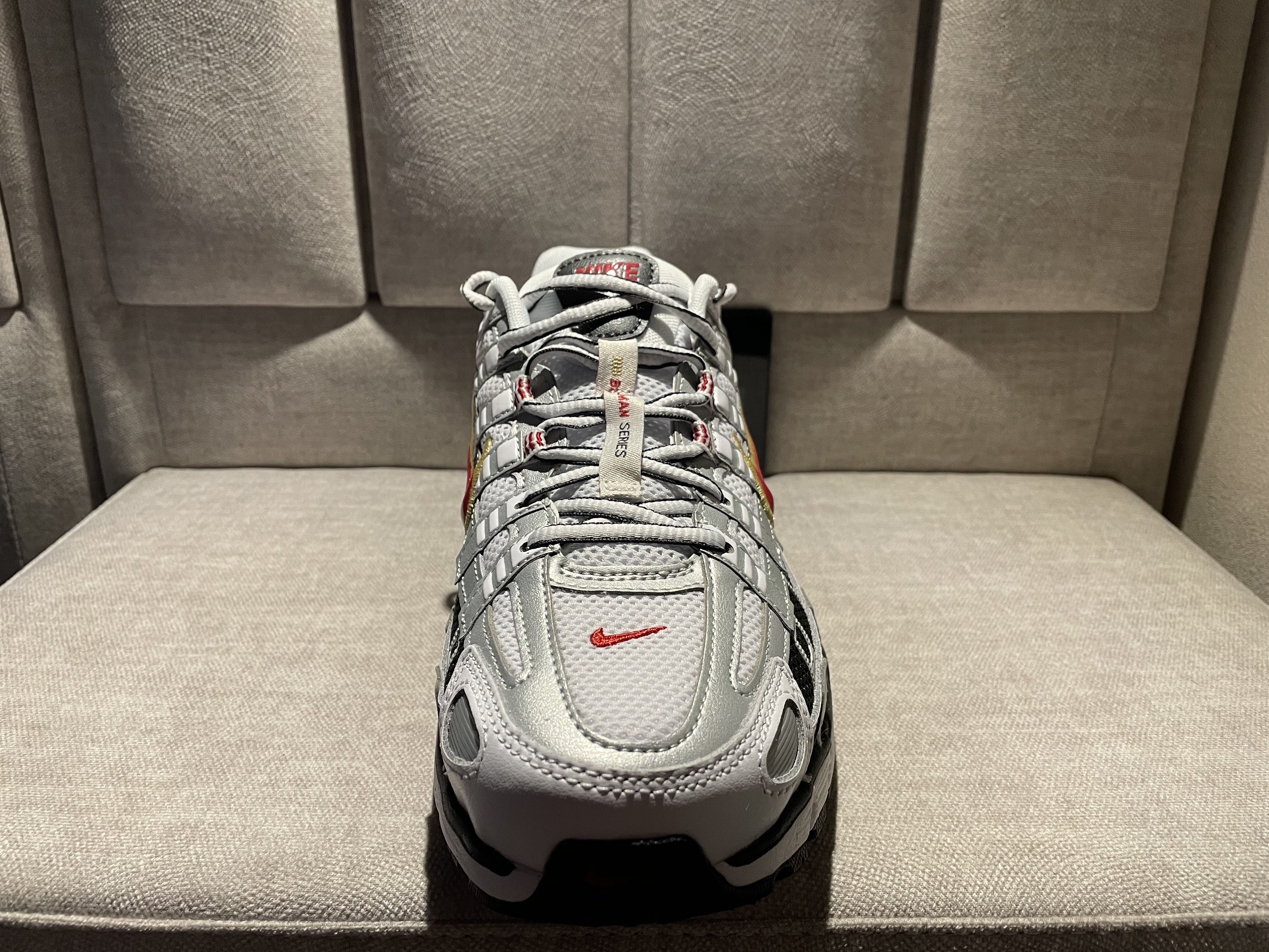 (W) Nike P-6000 Metallic Silver Red 착용 스타일 - 2