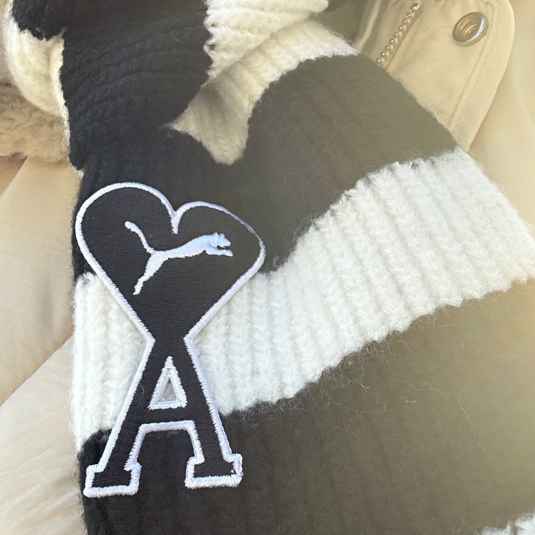 Puma x AMI Scarf Black White 착용 스타일 - 2