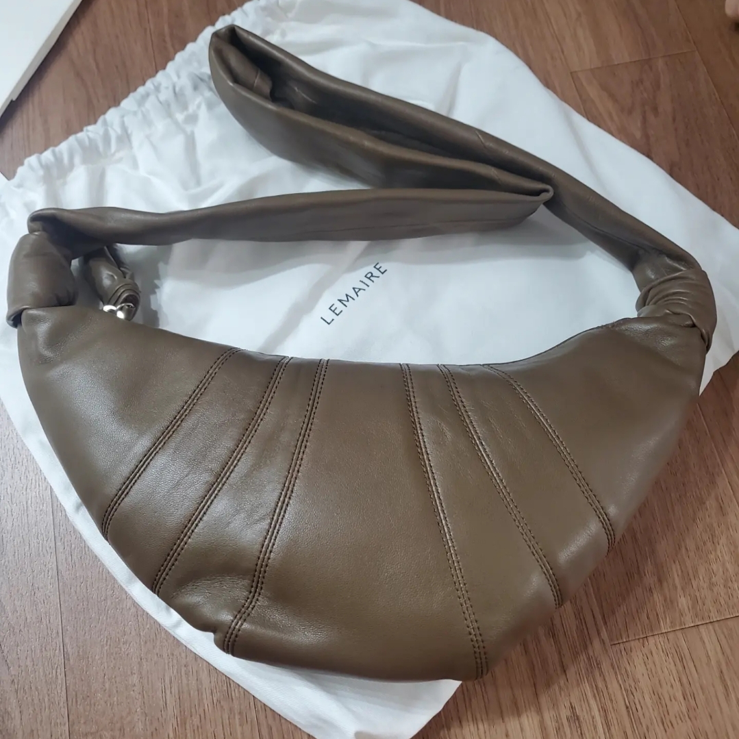 Lemaire Small Croissant Bag Soft Nappa Leather Bronze Khaki 착용 스타일