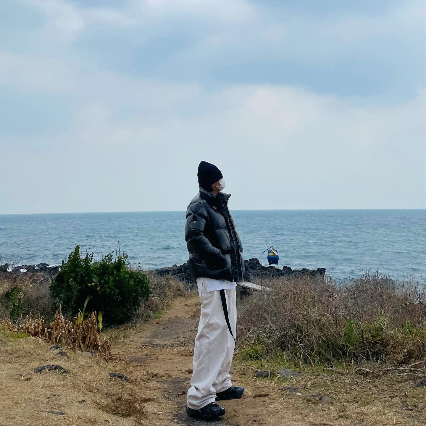 Balenciaga Large Baggy Jeans Cream, Balenciaga Runner Sneakers Monocolor Black 착용 스타일 - 3